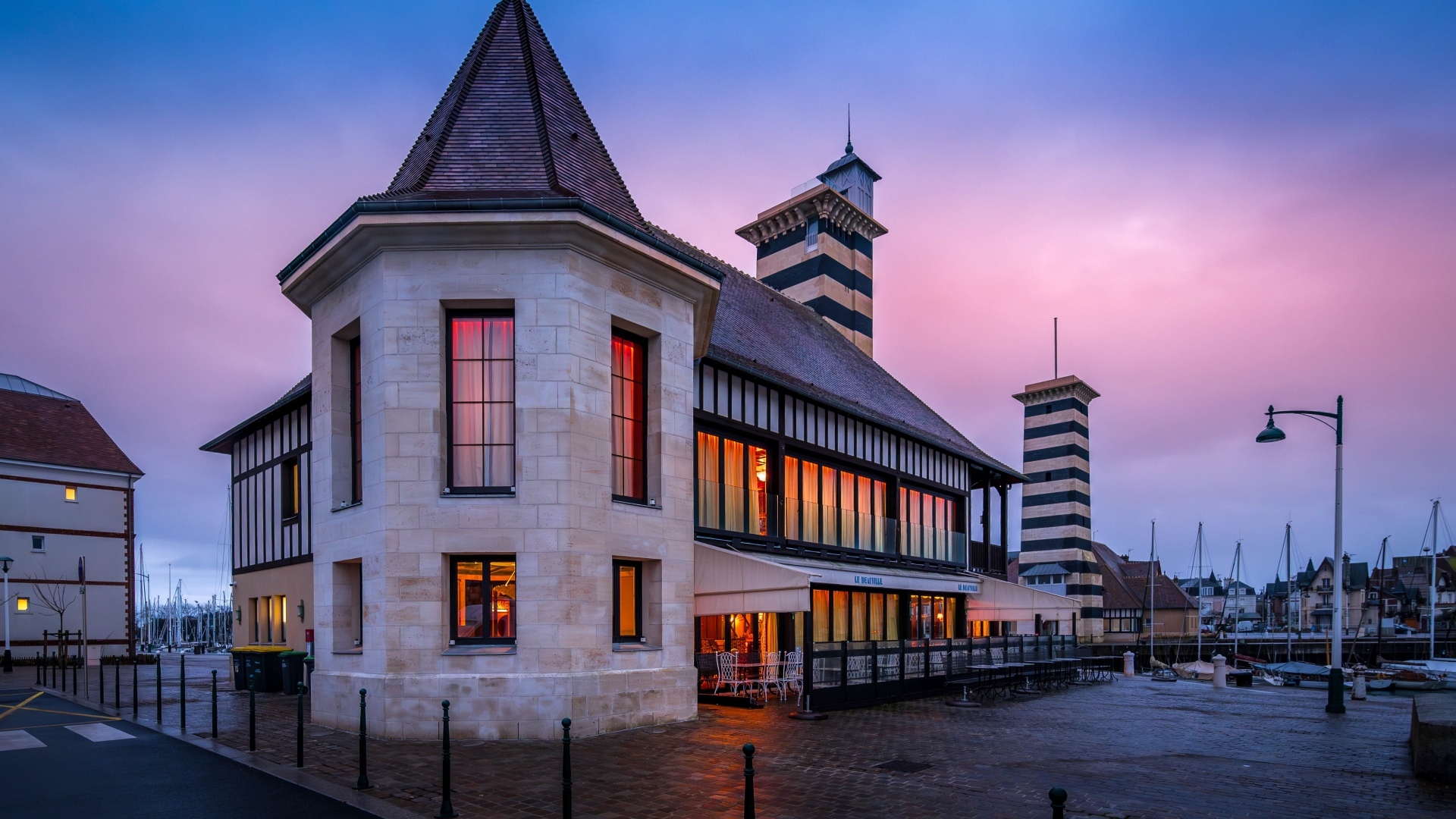 Красивое здание в городе, Франция