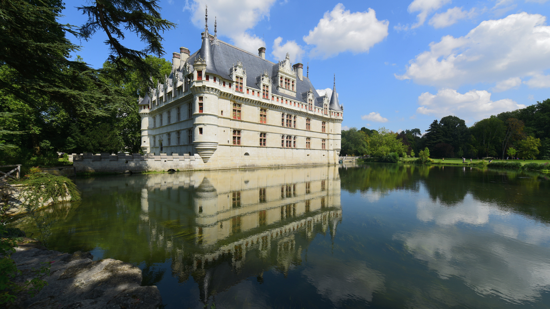 Замок Замок Азе-лё-Ридо отражается в воде, Франция