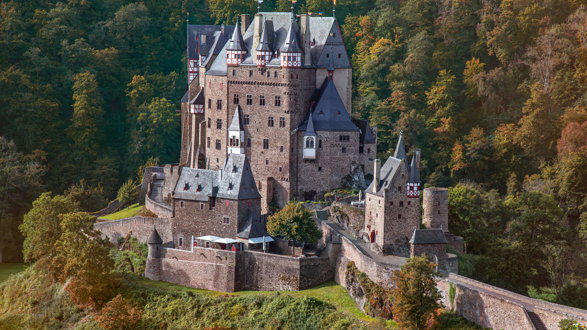 Высокий старинный замок Эльц, Германия