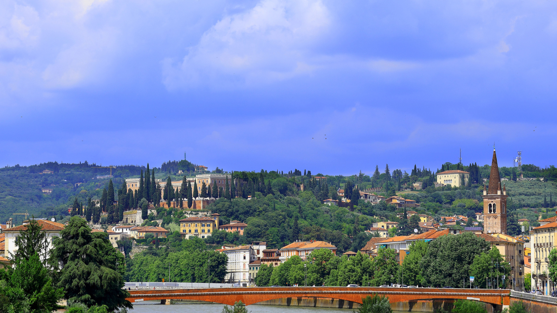 Вид на город и реку с мостом, Италия