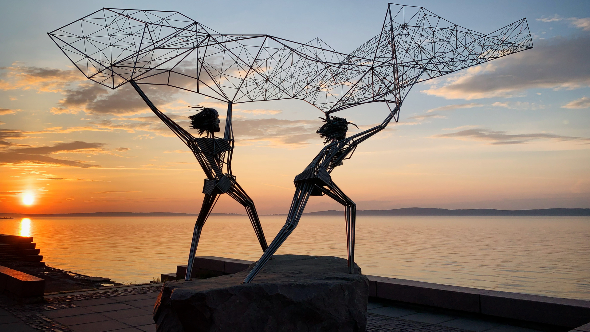 Скульптура Рыбаки на набережной на закате,  Петрозаводск. Россия