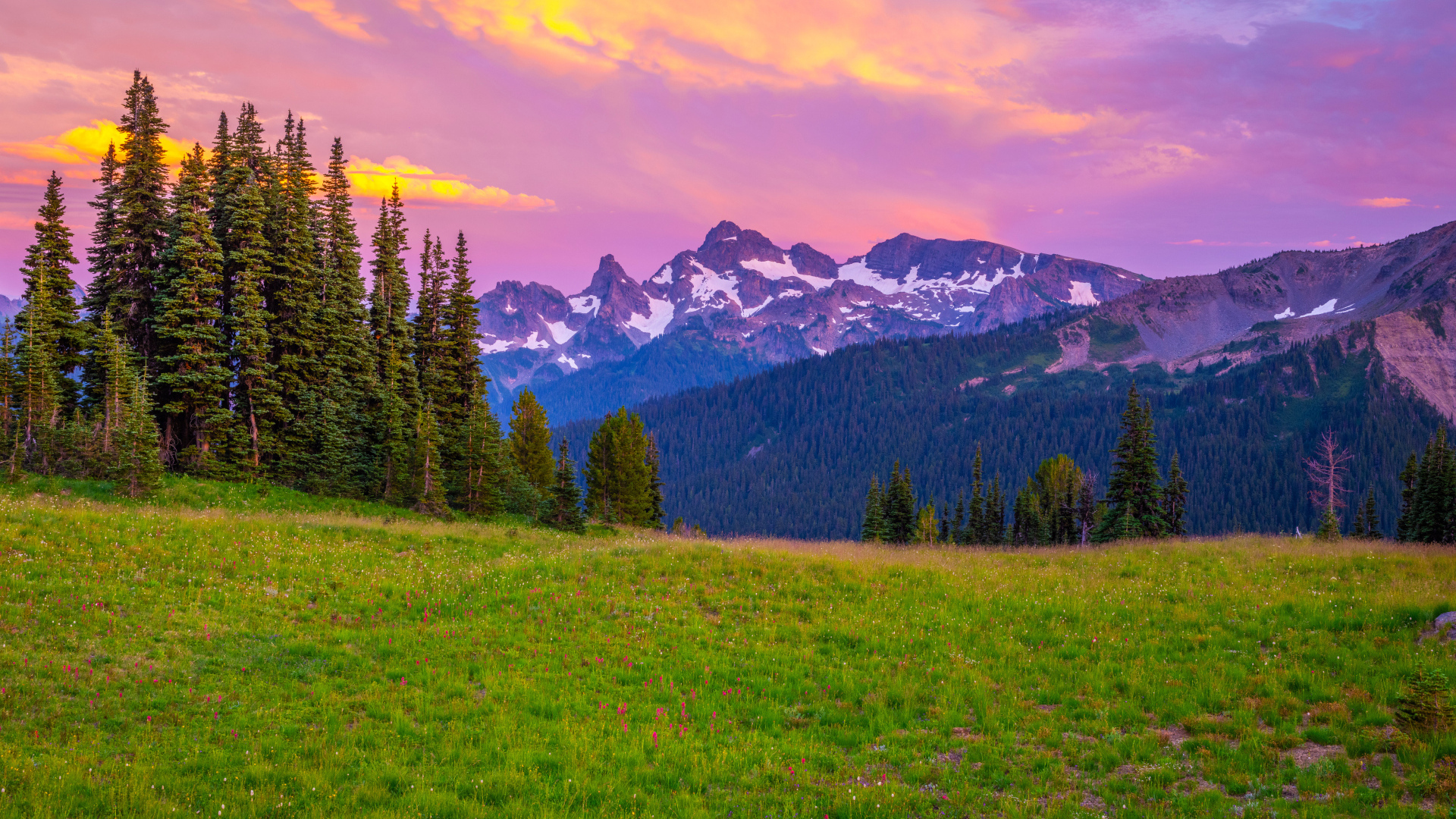 Красный закат в горах, США