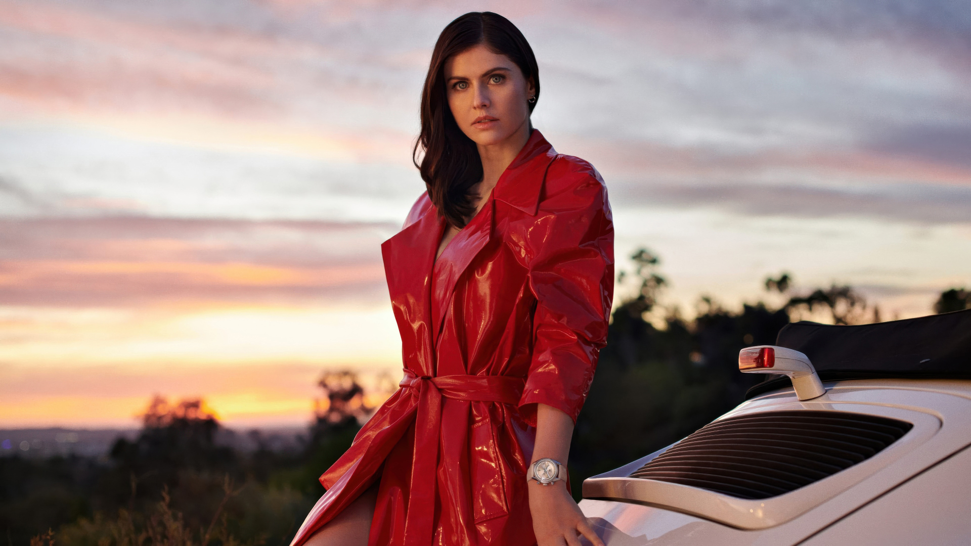 Актриса Александра Даддарио в красном плаще у автомобиля