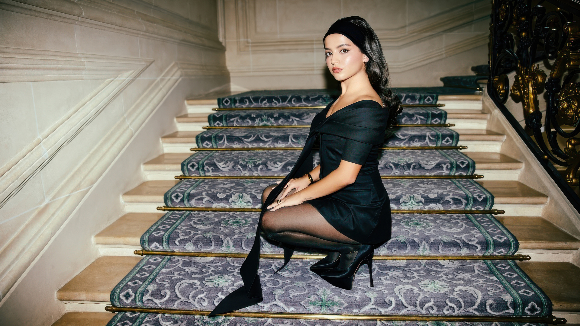 Актриса Изабела Мерсед в черном платье на ступенях