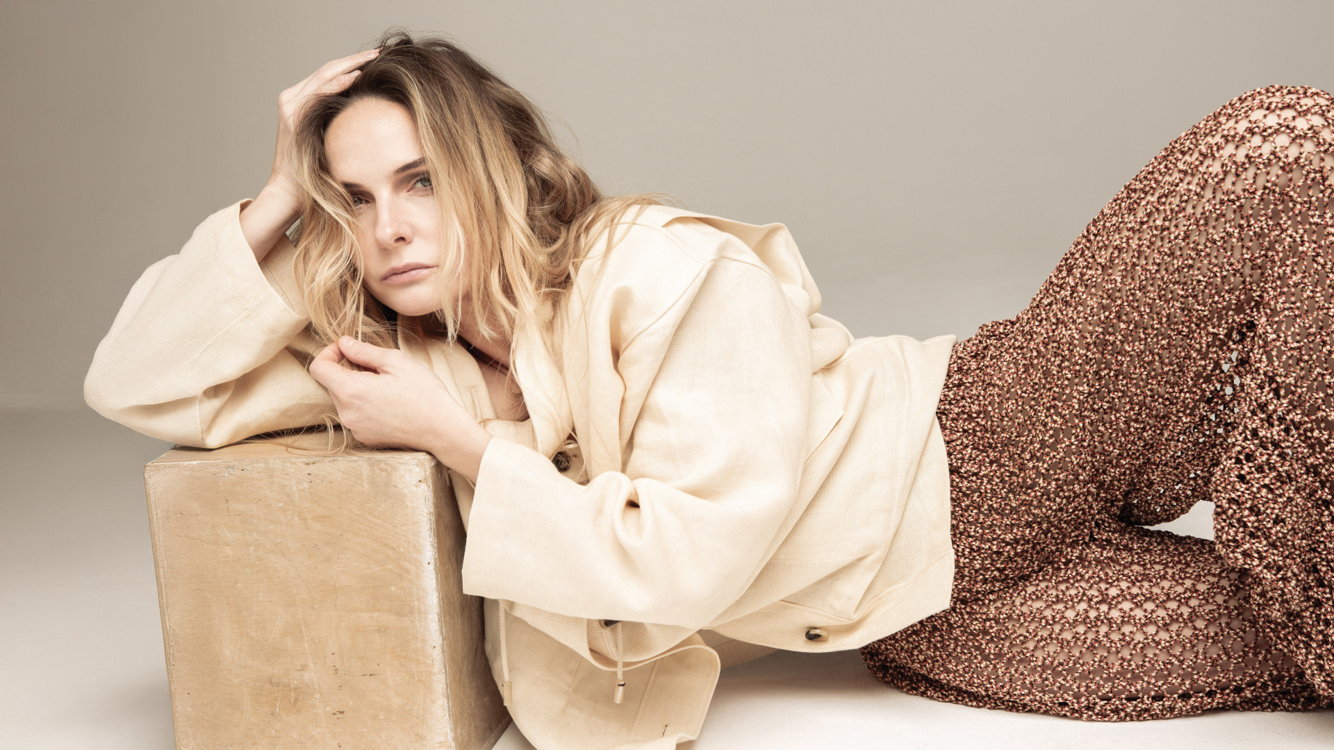 Блондинка актриса Ребекка Фергюсон на сером фоне