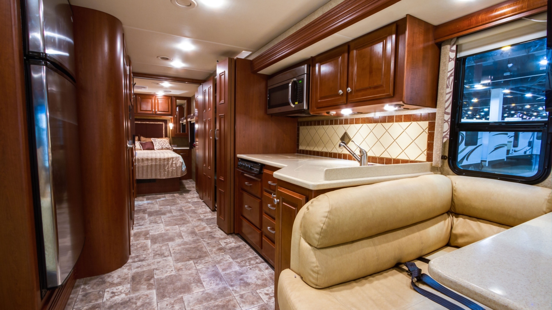 Дом на колесах с красивой деревянной мебелью