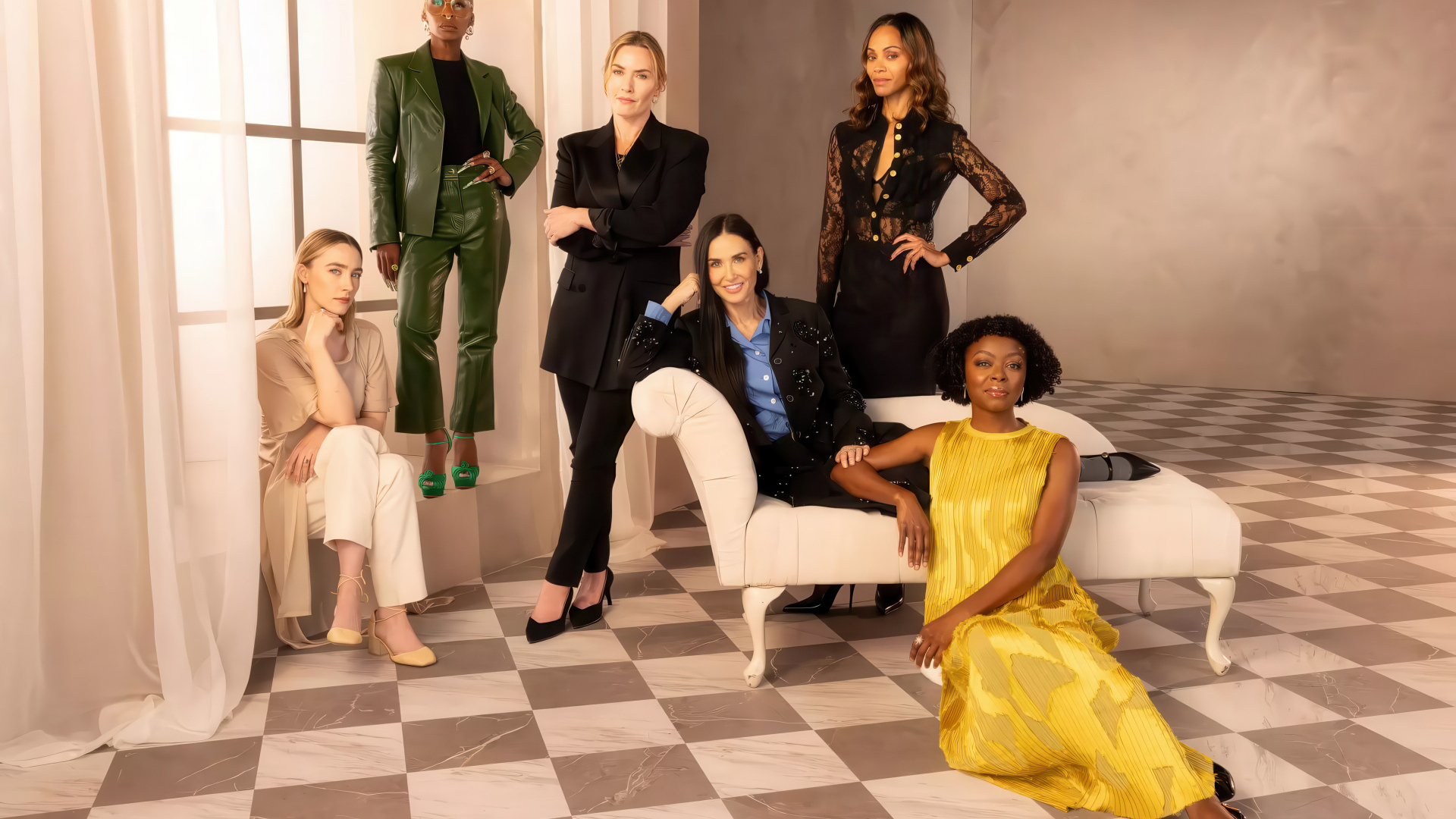 Популярные актрисы в комнате с большим окном