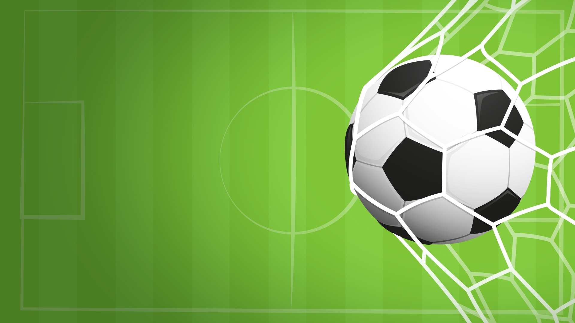 Футбольный мяч в воротах на фоне поля