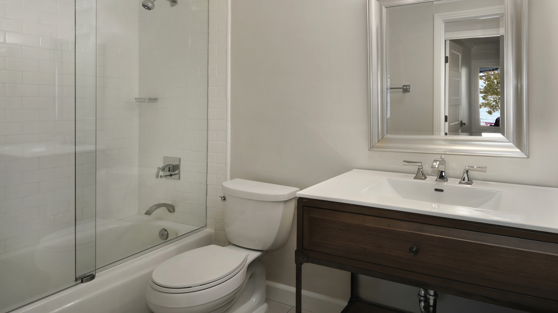 Интерьер ванной комнаты в белом цвете с душевой кабиной и унитазом