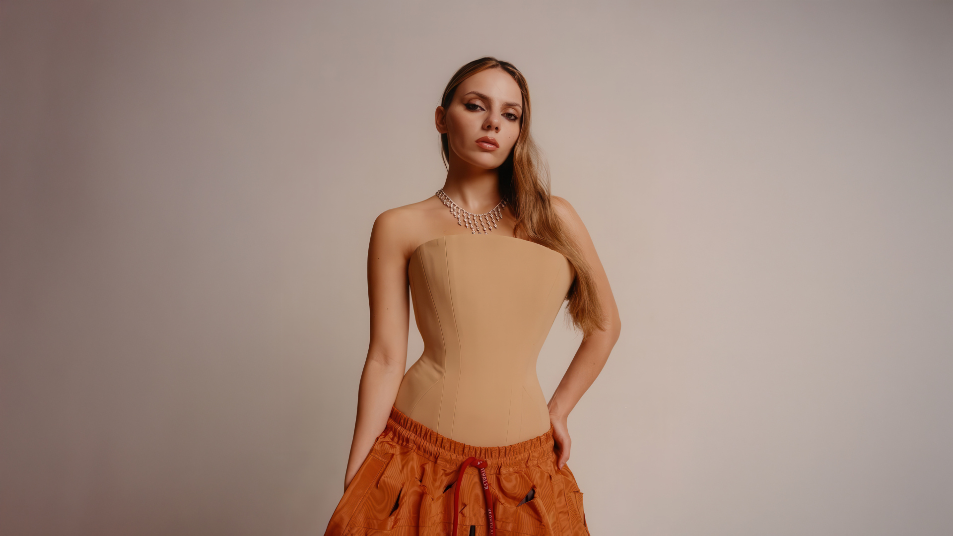 Молодая актриса Дафни Кин на сером фоне