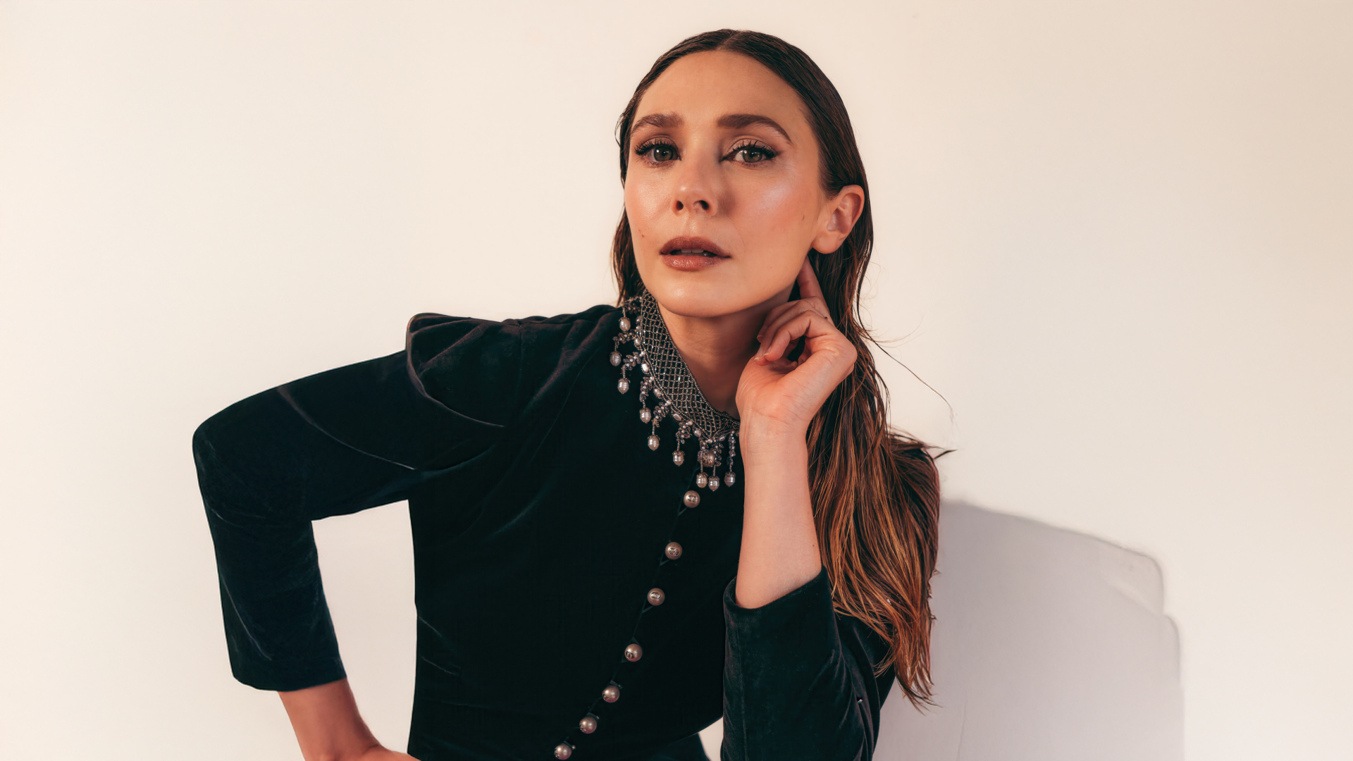 Молодая популярная актриса Элизабет Олсен в красивом наряде