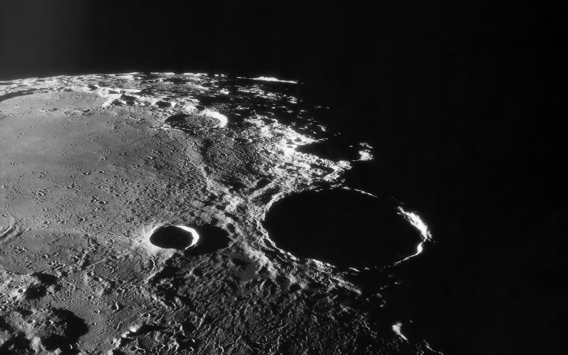 Большой кратер луны. Герцшпрунг (лунный кратер). Кратер Герцшпрунг на Луне. Кратер Менделеева.