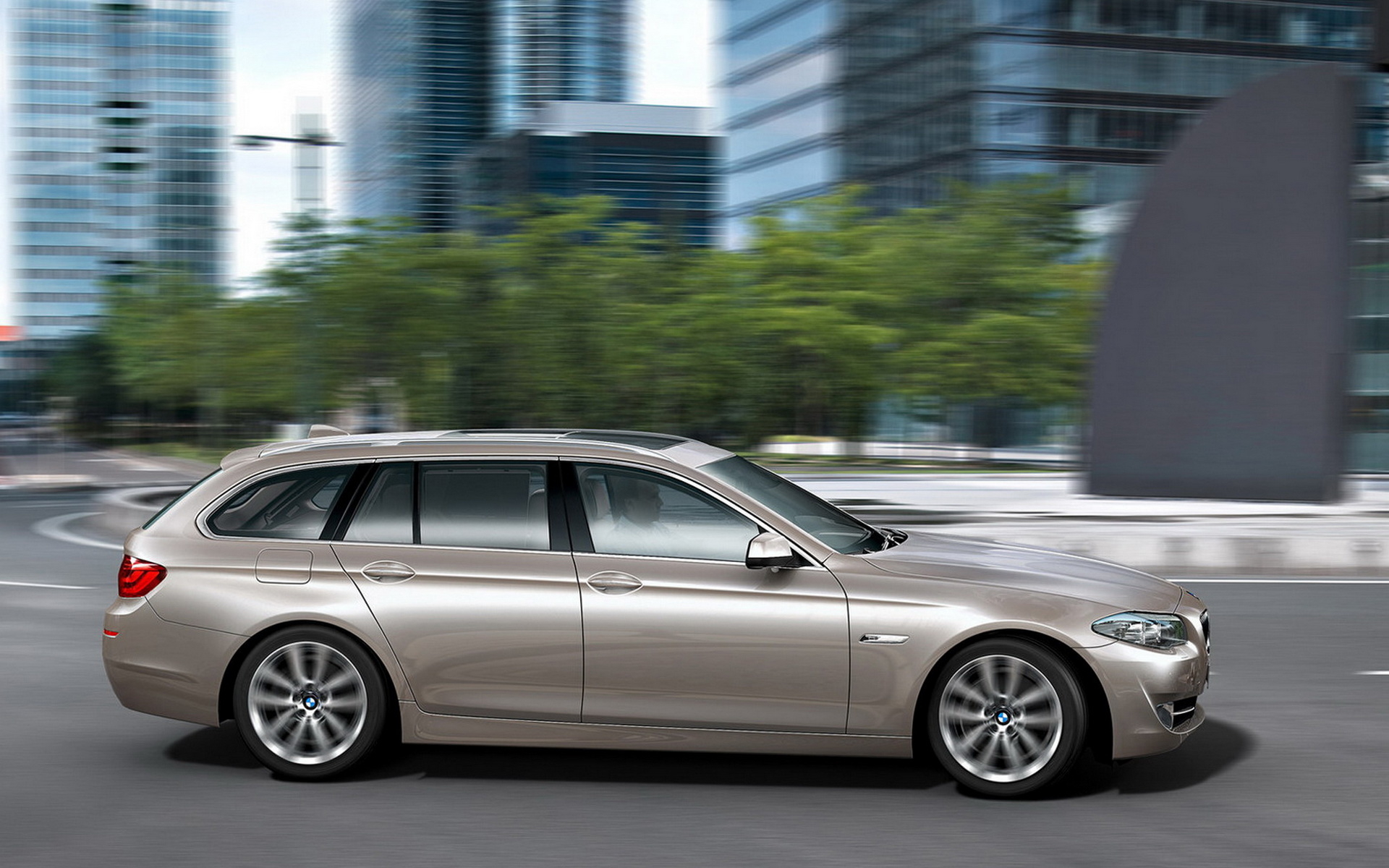 БМВ 5 Серии двигаясь по городу