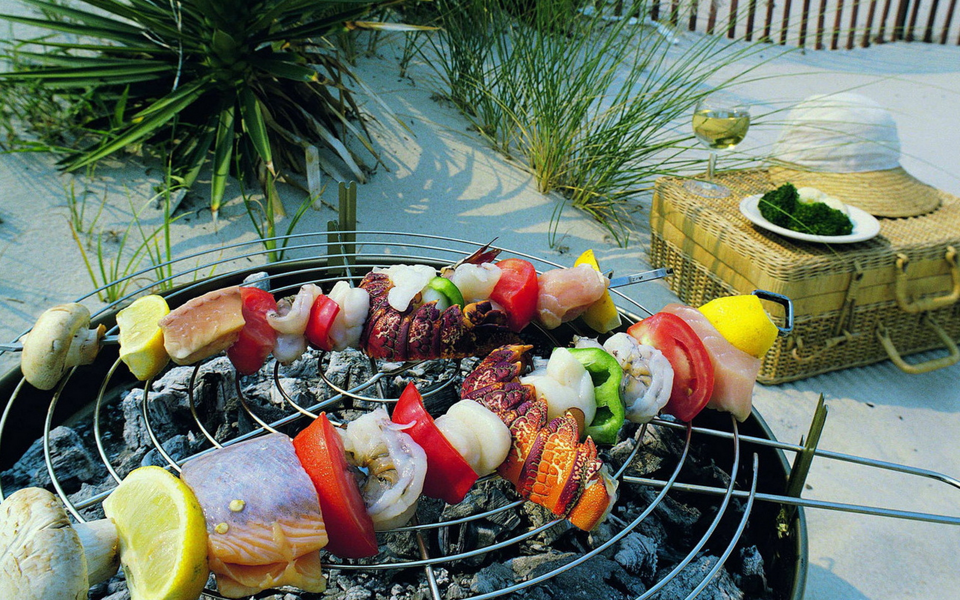 Овощи, рыба и мысо в процессе приготовления