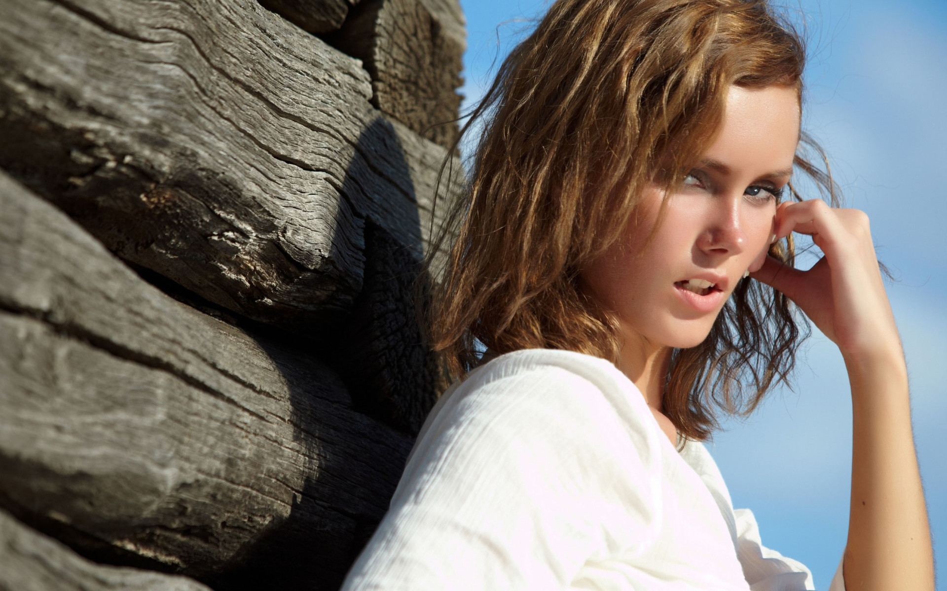 Девушка около сруба