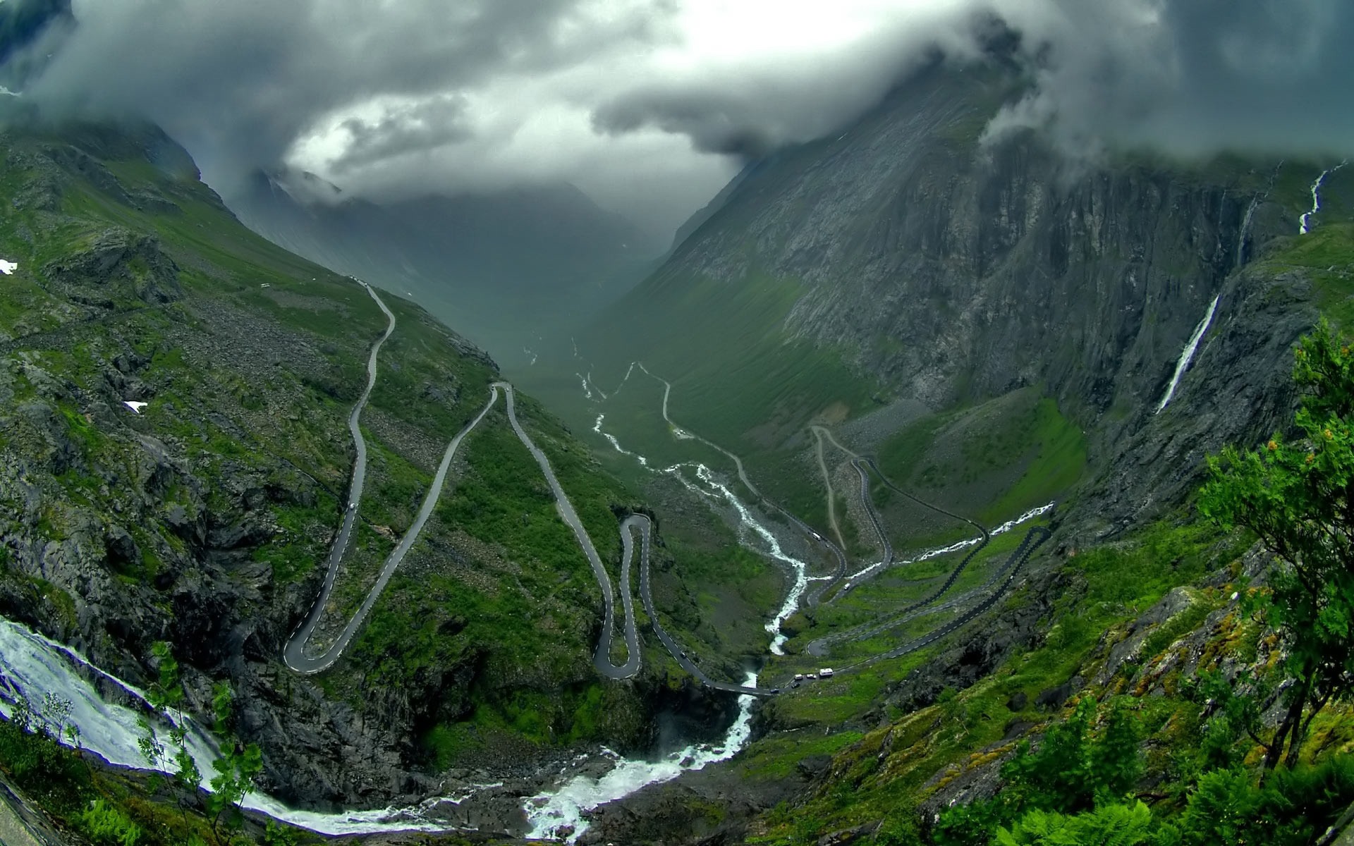 Между гор и леса. Водопад Галдоридон Северная Осетия. Лестница троллей Норвегия. Гудбраннская Долина Норвегия. Trollstigen Норвегия водопад.