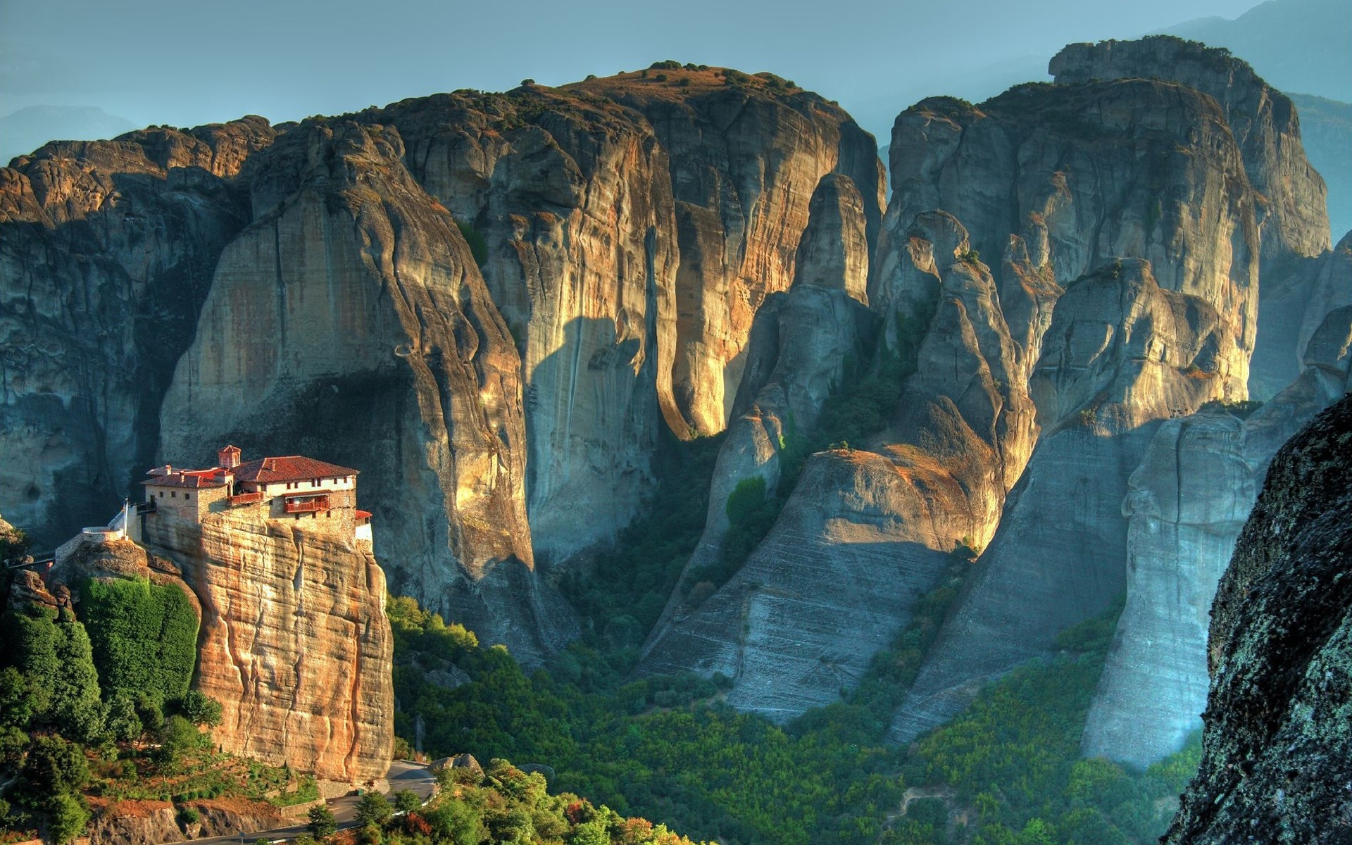 Современные скалы. Монастырский комплекс Метеоры, Греция. Meteora скалы в Греции. Метеора. Скала в горах Фессалии. Греция.. Гора-Клифф.