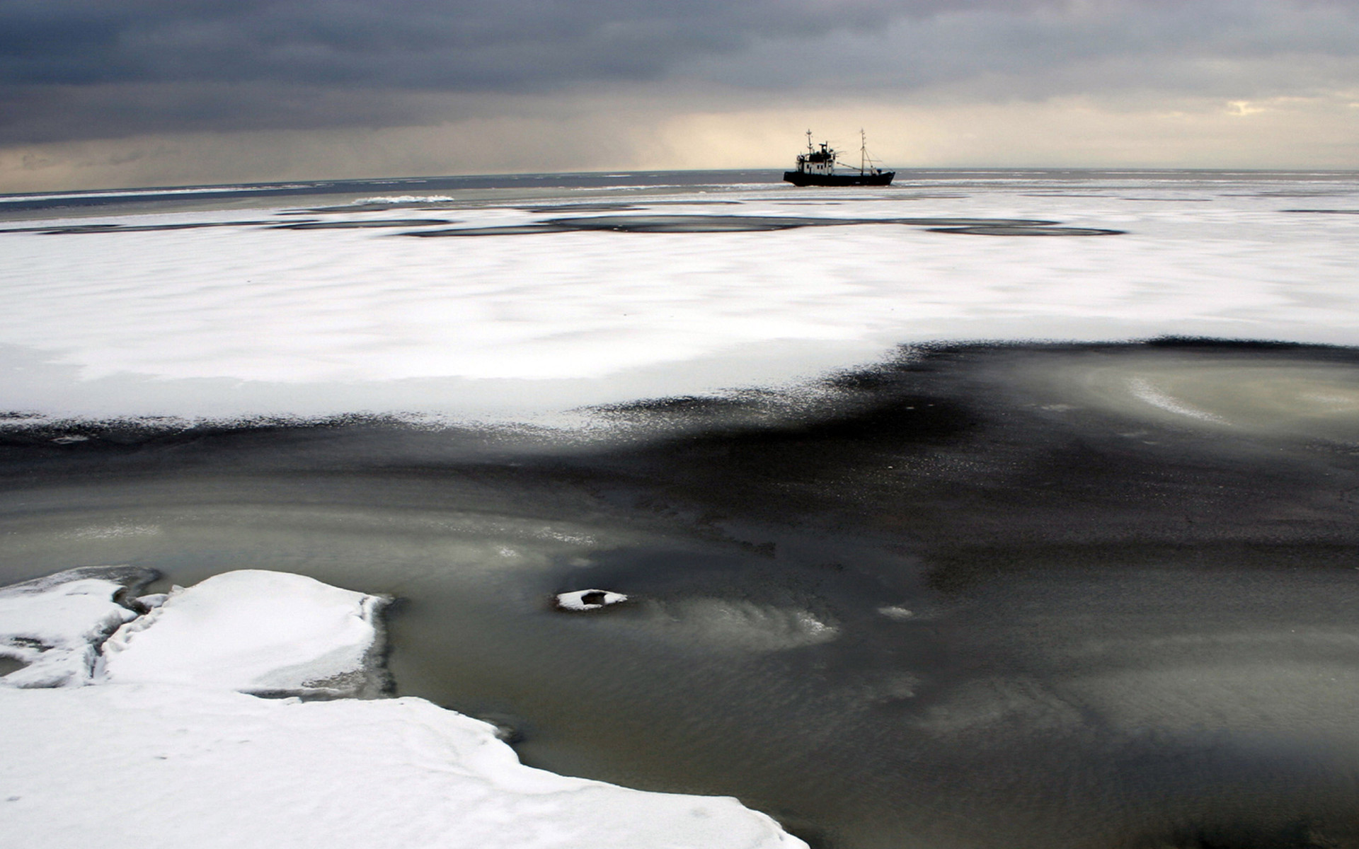 Застрявший во льдах корабль
