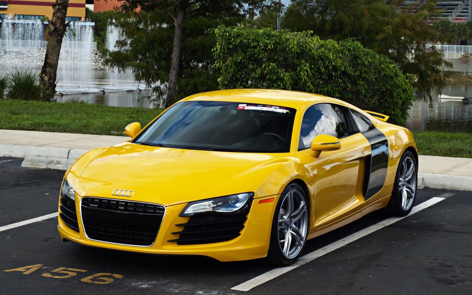 Желтый Audi R8