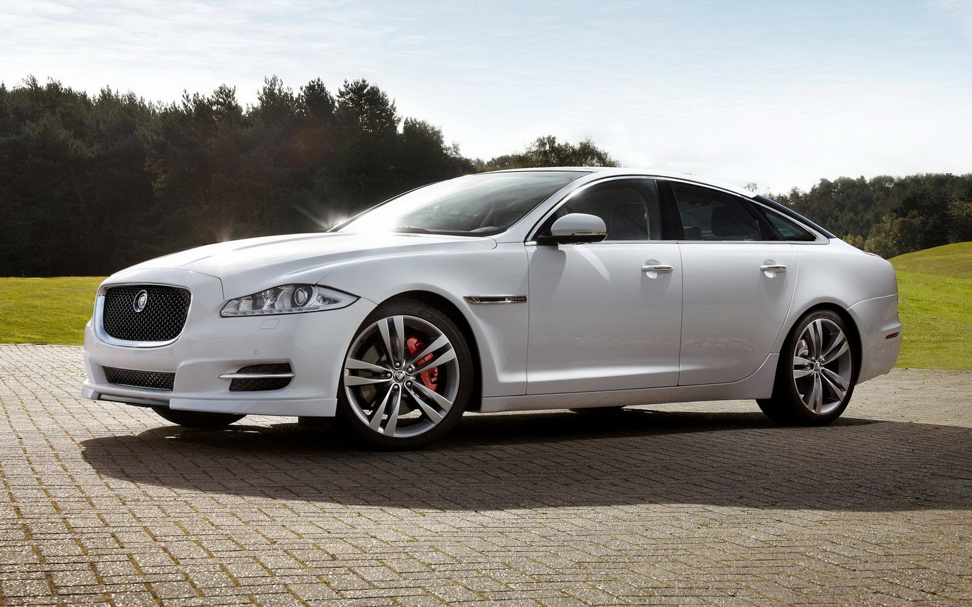 Jaguar-XJ Sport на солнце