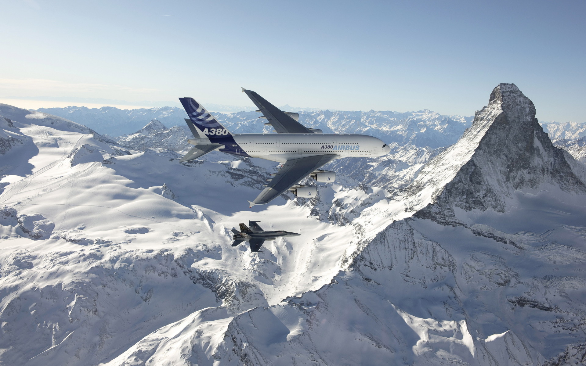 Airbus A380 и истребитель