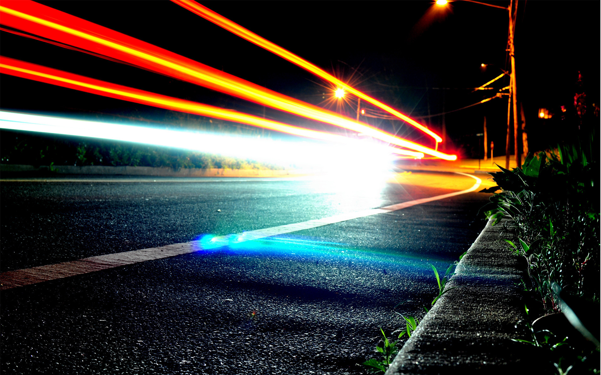 Движение луча света. Эффект освещения. Дорога неон. Светящиеся полосы. Свет от фар на дороге.