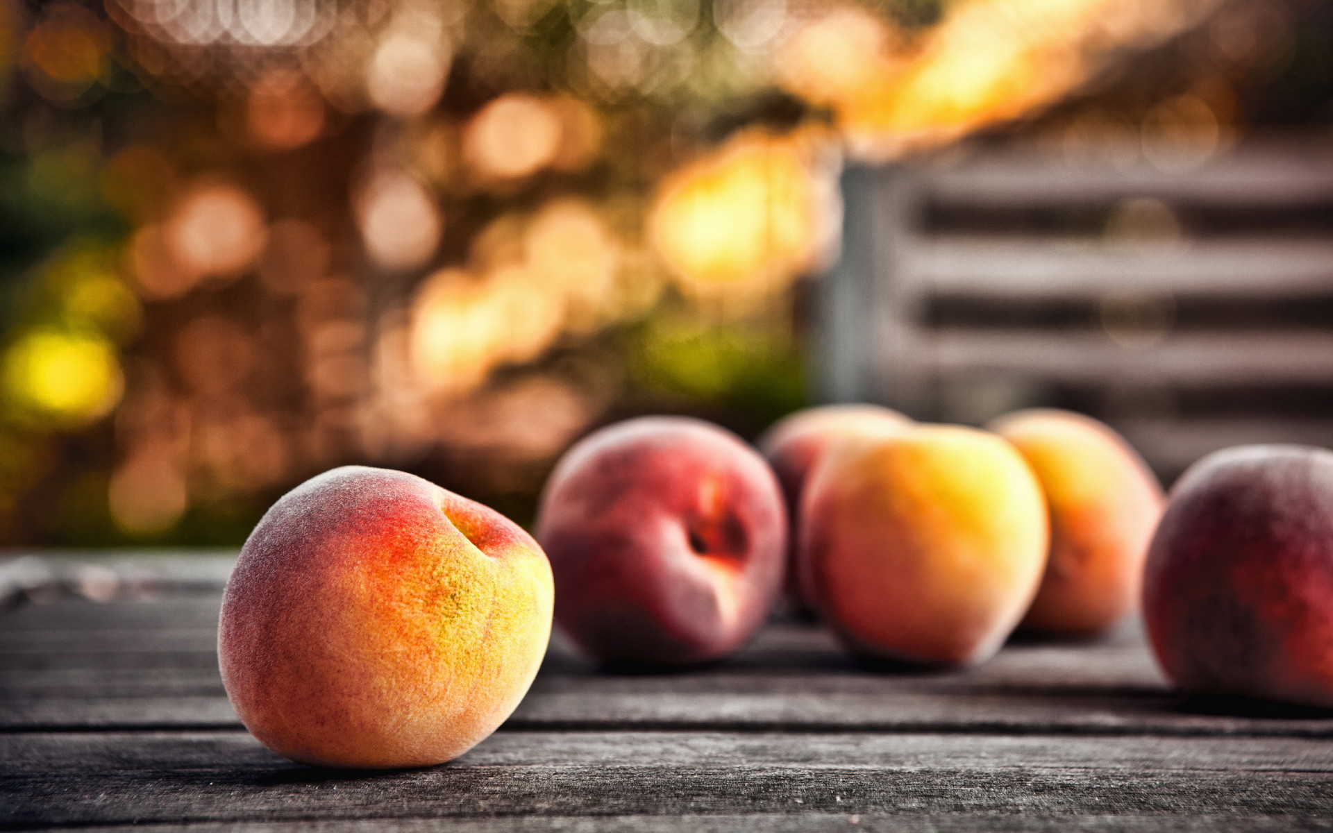 Разбросанные персики