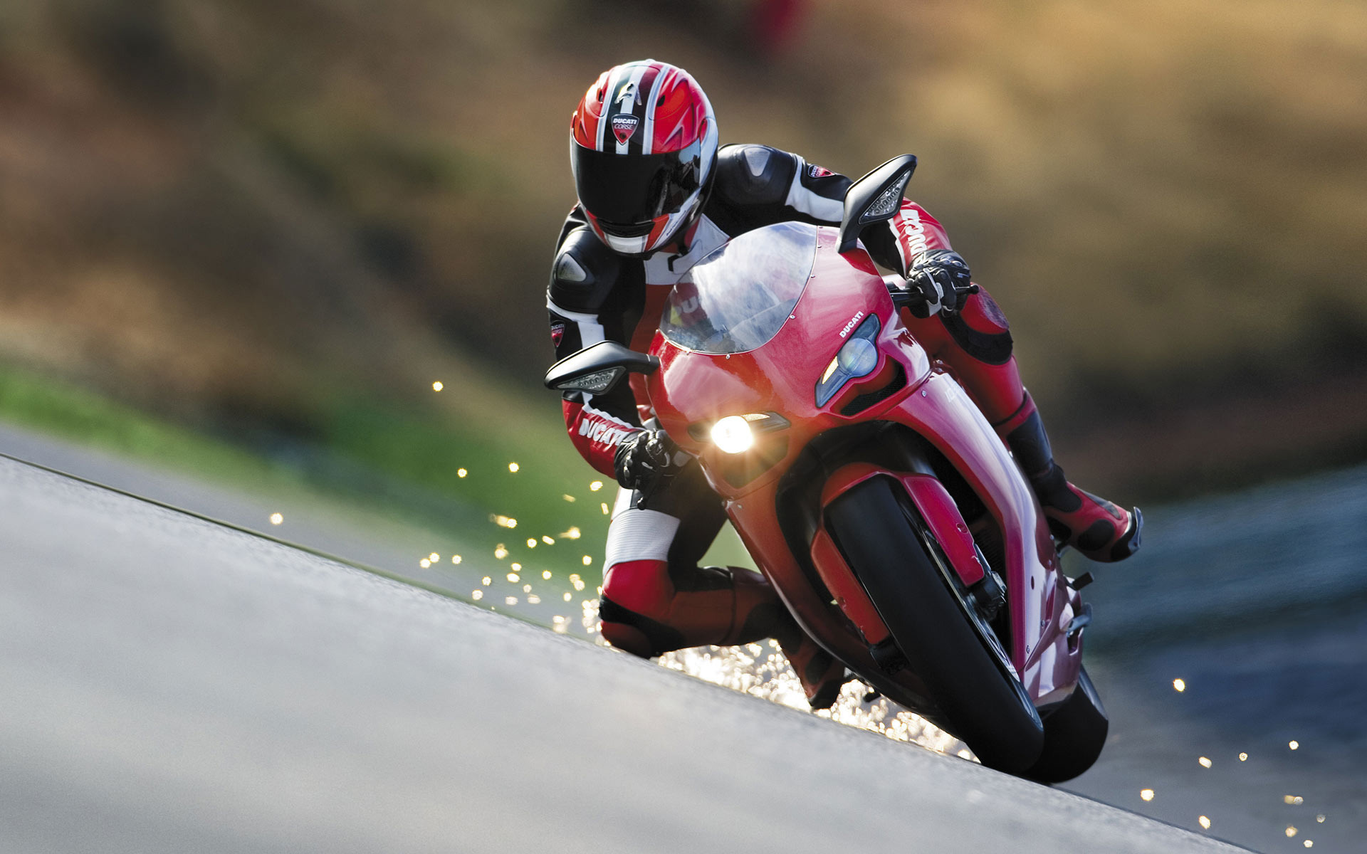 Moto bike racing. Ducati 1098. Мотоцикл гонщика. Гонка на мотоциклах. Мотоциклист на скорости.