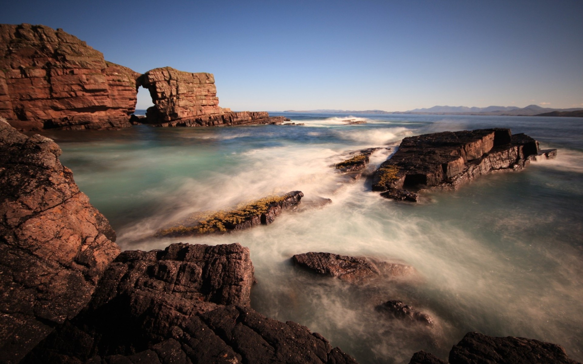 Скалы около берега