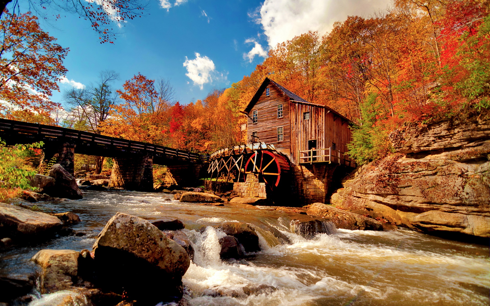 Водяная мельница на речке