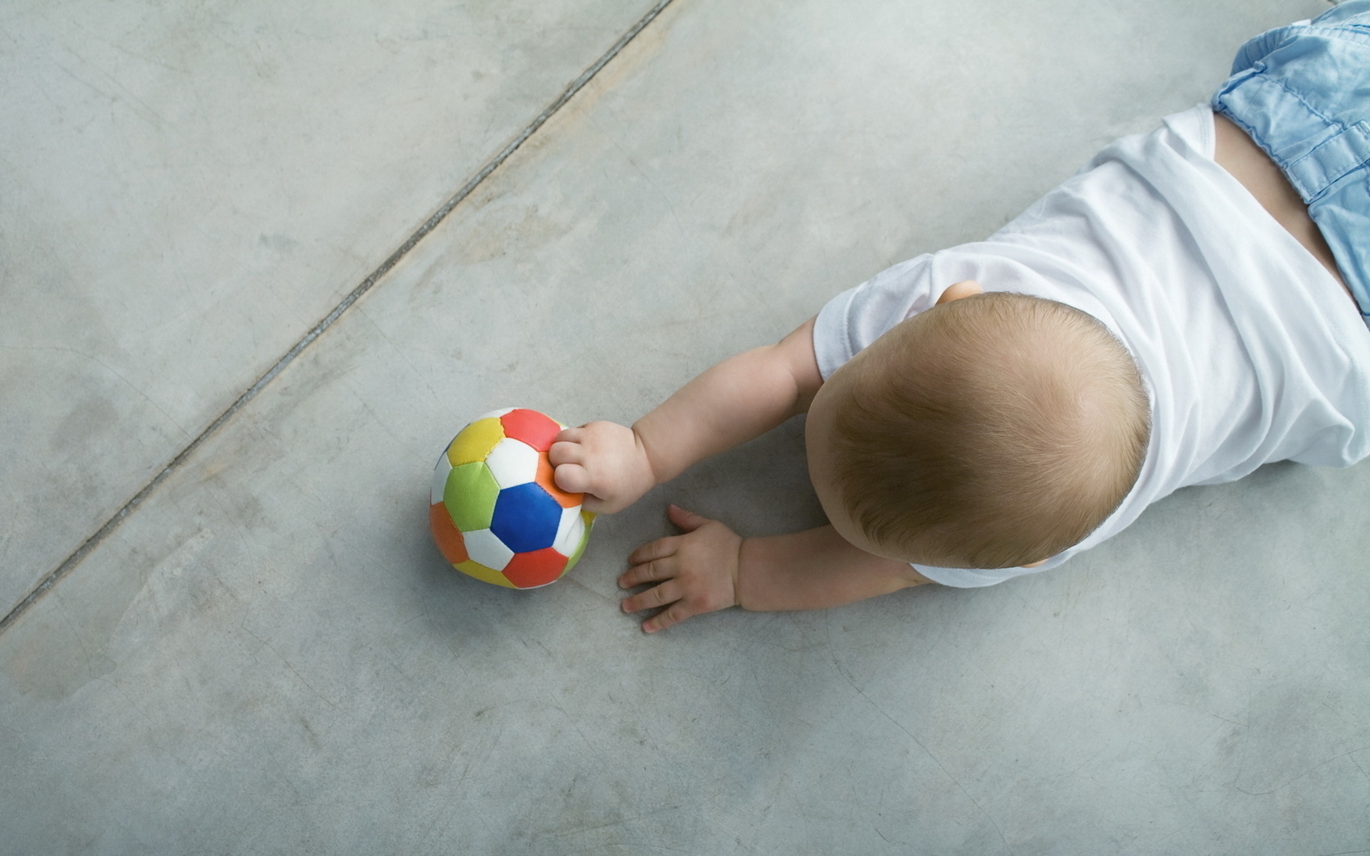 Игры мяч мальчик. Игрушки для детей. Мяч для детей. Малыш с мячом. Мальчик с мячиком.