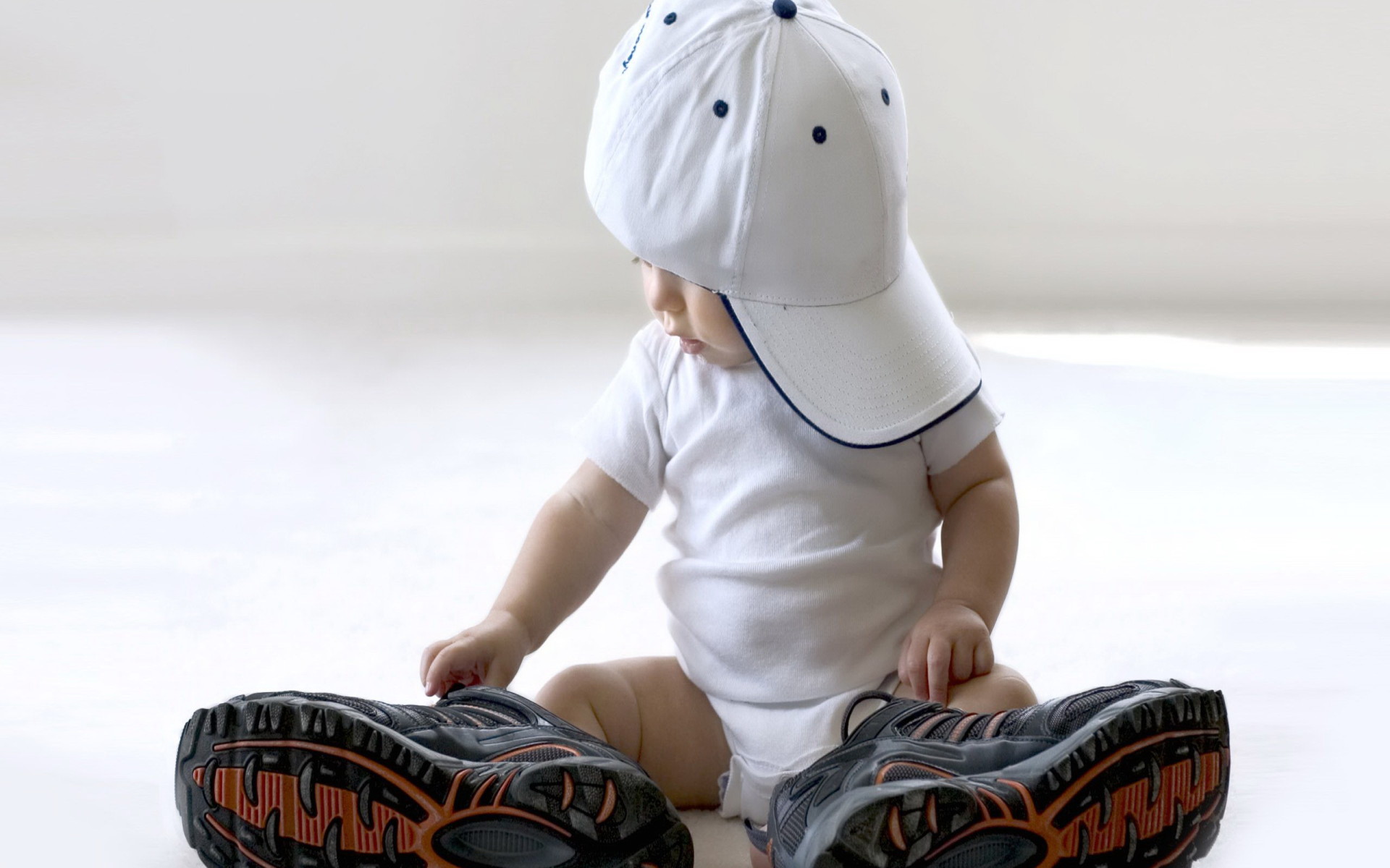 Малыш в большой одежде