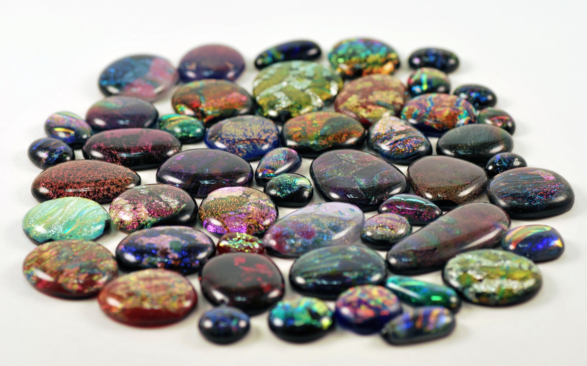 Перламутровые камни