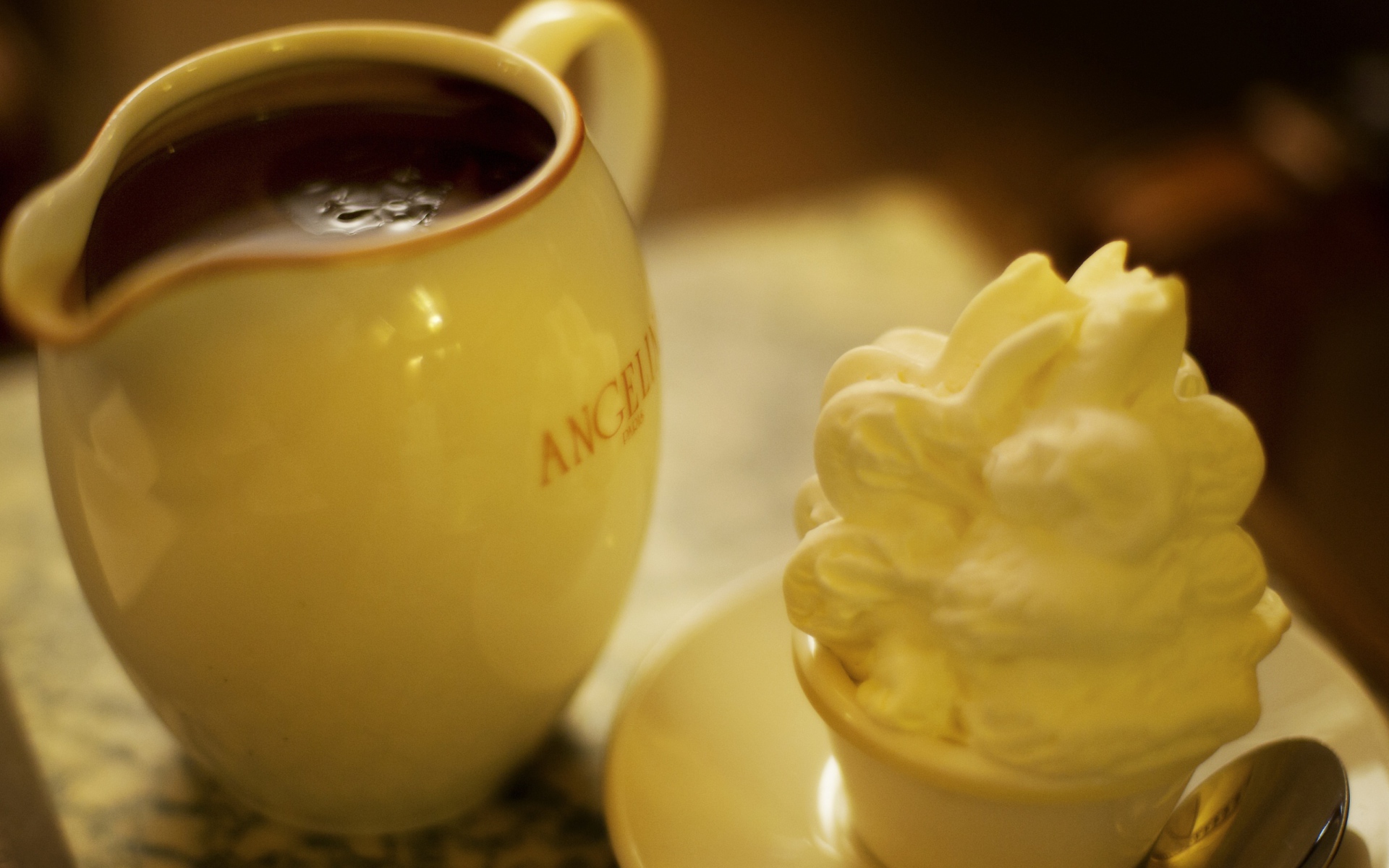 Горячий шоколад и пирожное