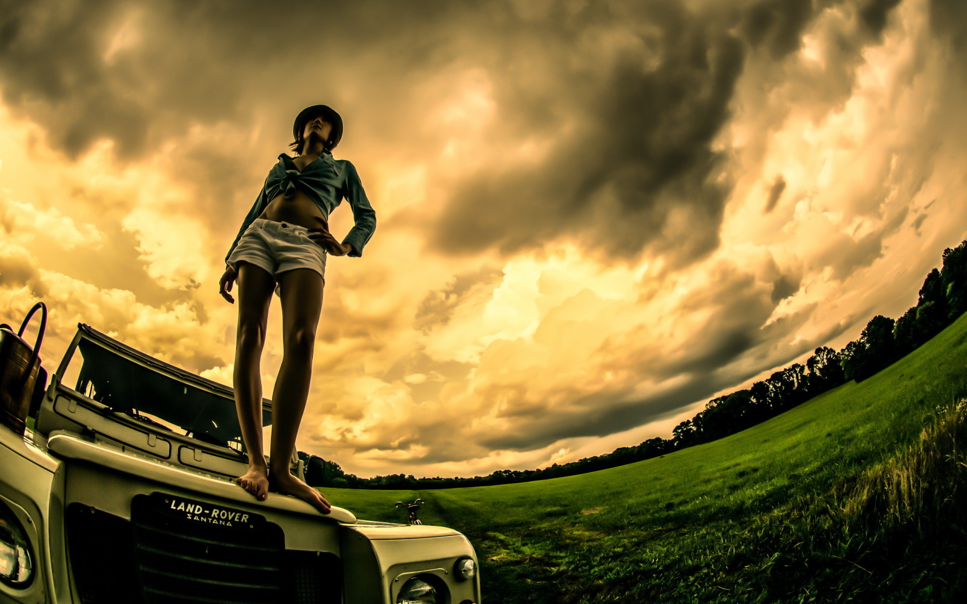 Девушка на капоте