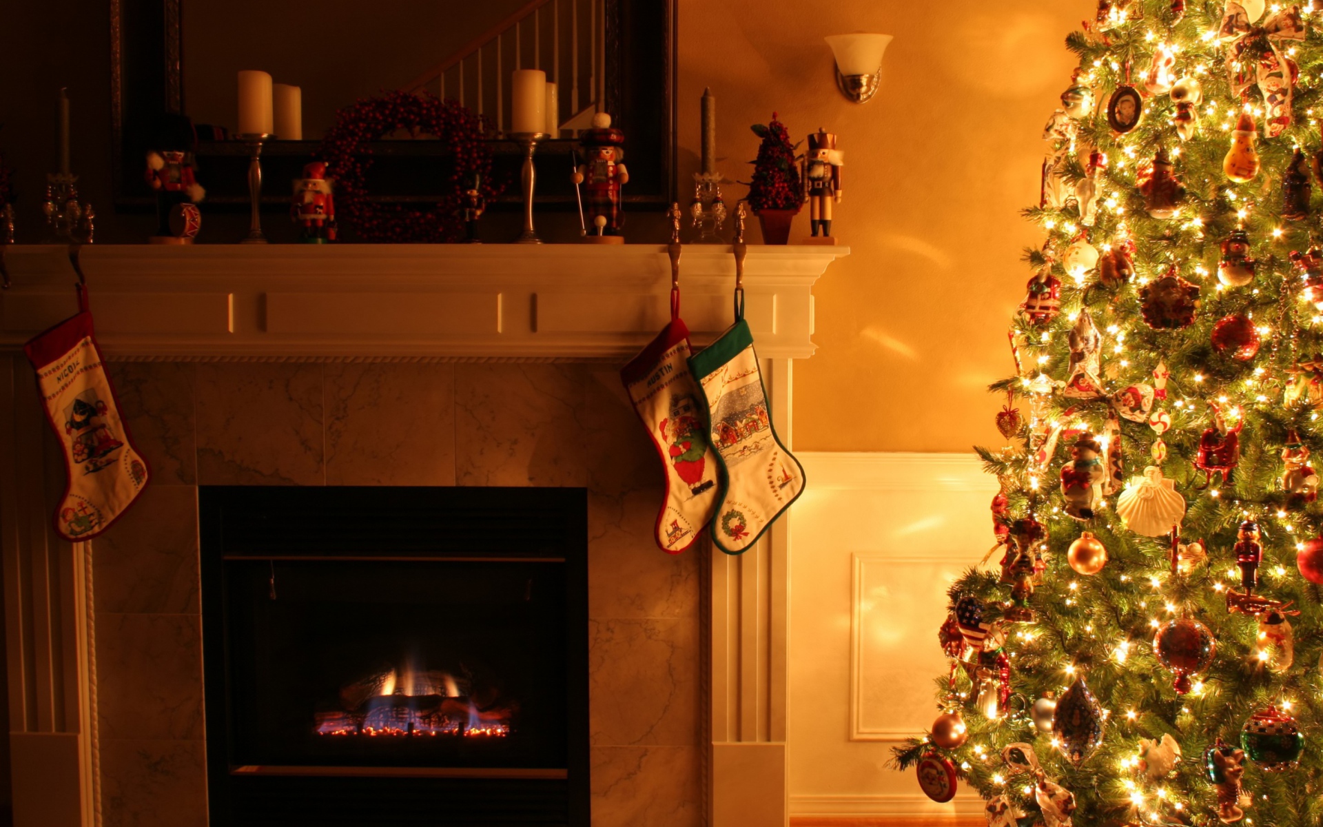 Светящиеся огни на елке