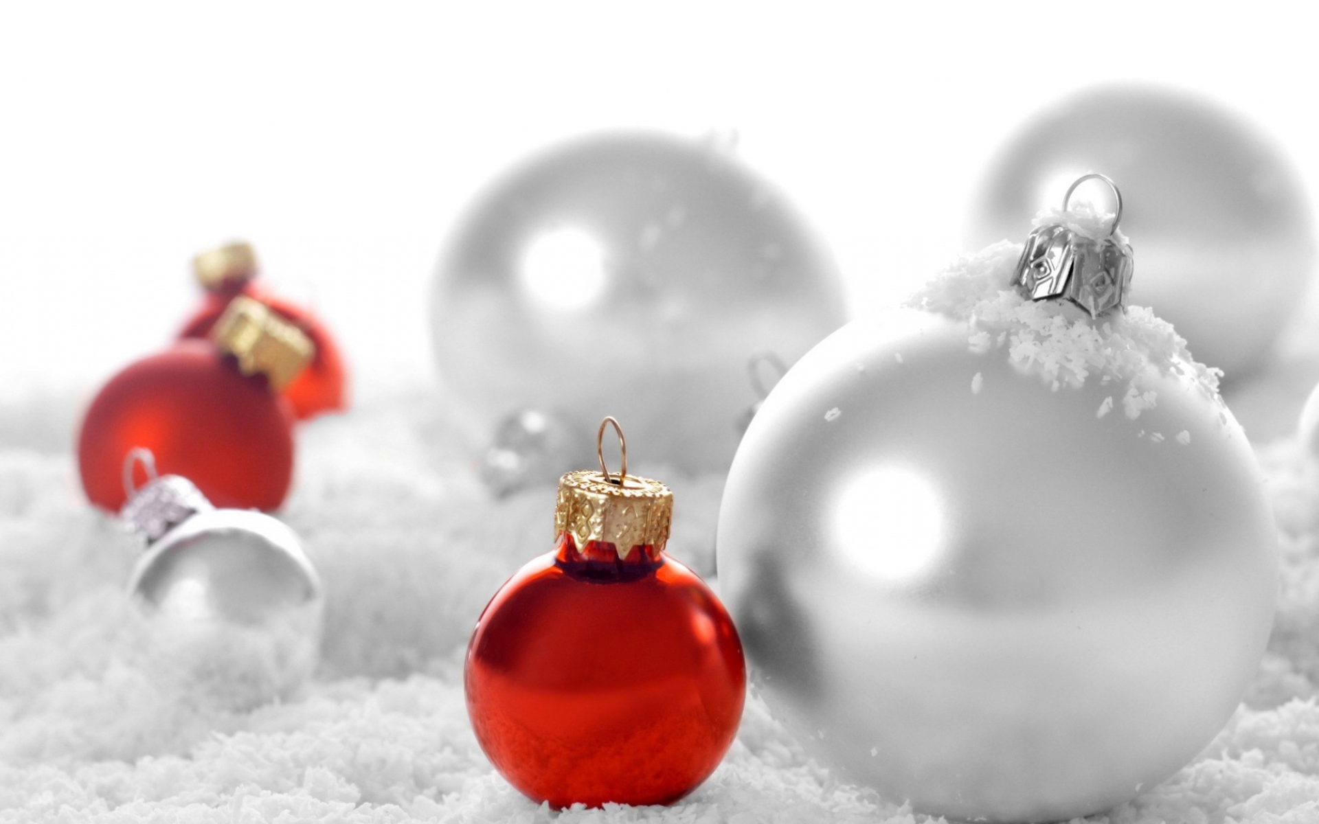 Новогодние игрушки в снегу