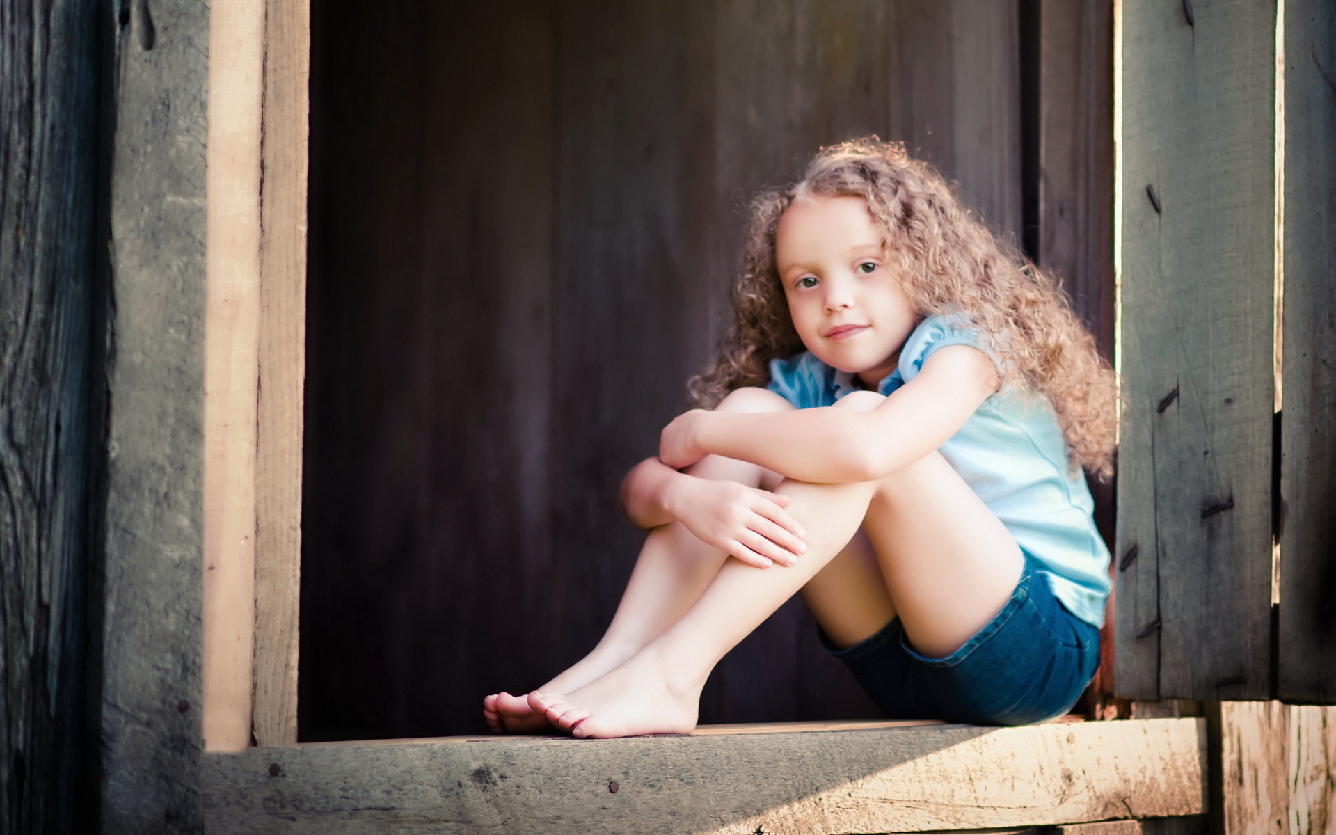 Девочка на окне