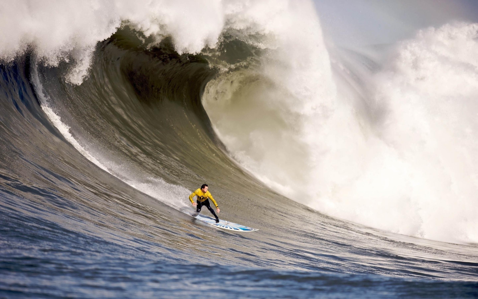 Серфер спускается с волны