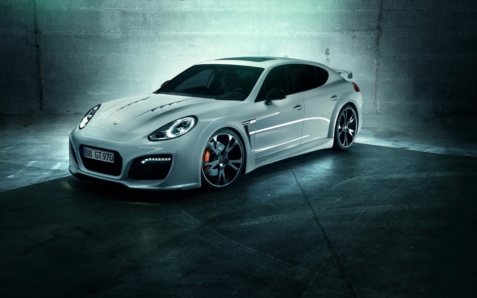 Белый Porsche Panamera Turbo S 2014