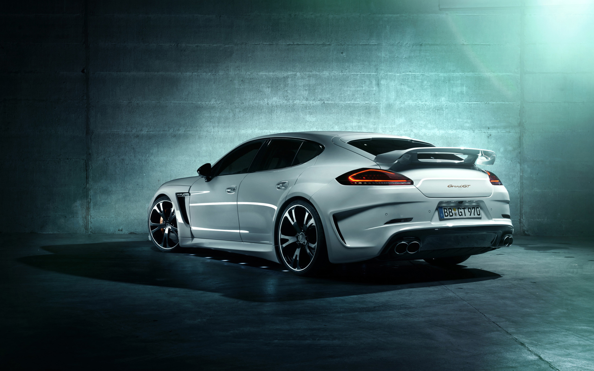 Белый Porsche Panamera Turbo S 2014 года в гараже