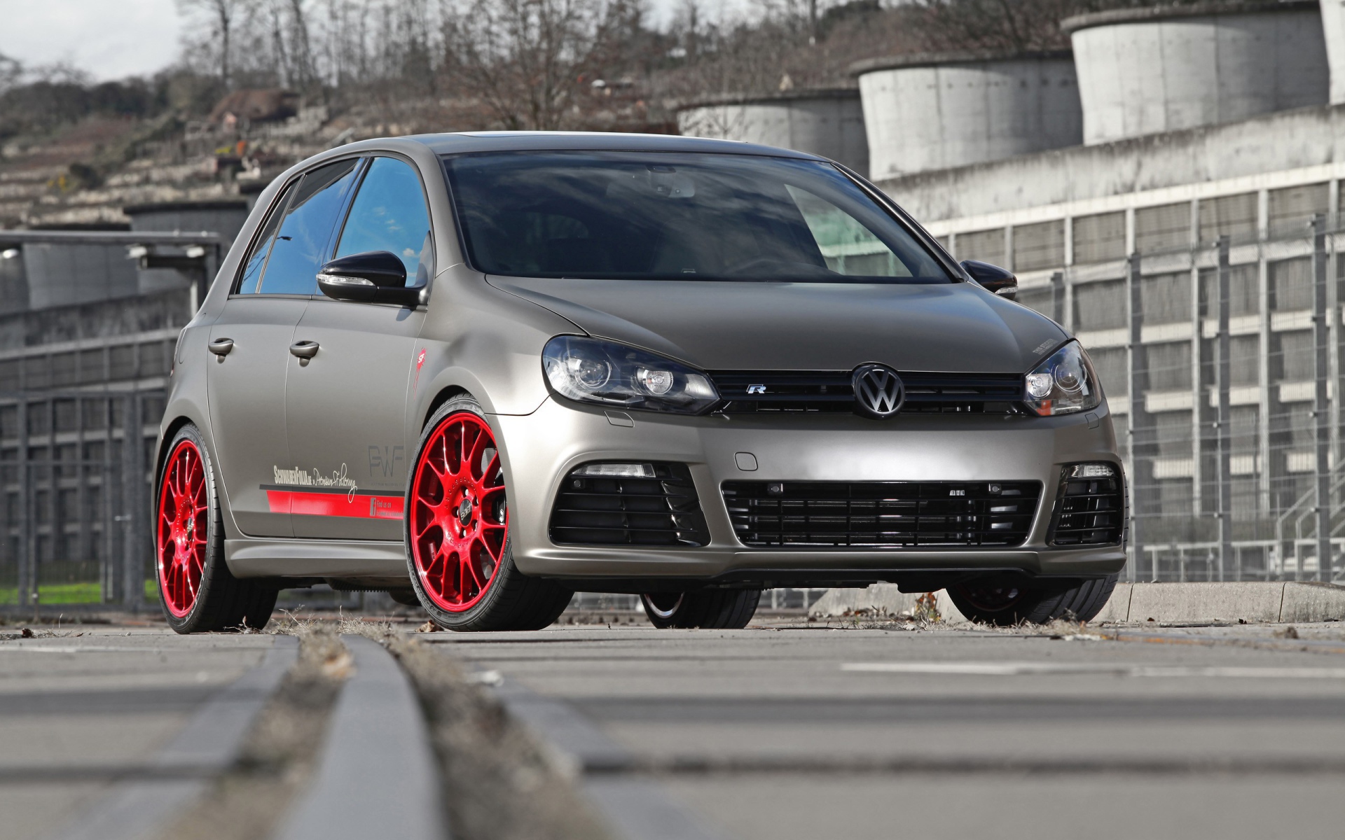 Фольксваген Гольф на стоянке