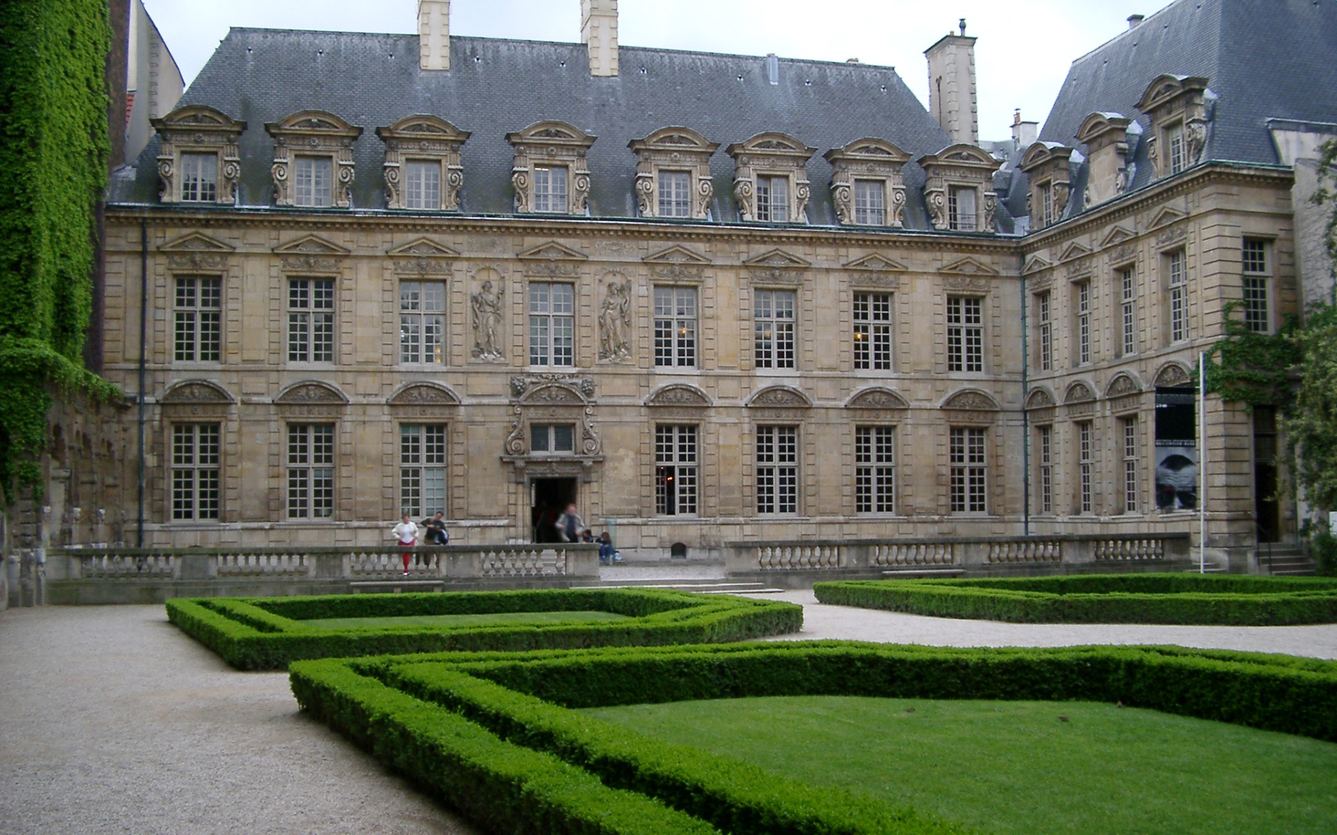 Архитектурный ансамбль с газонами