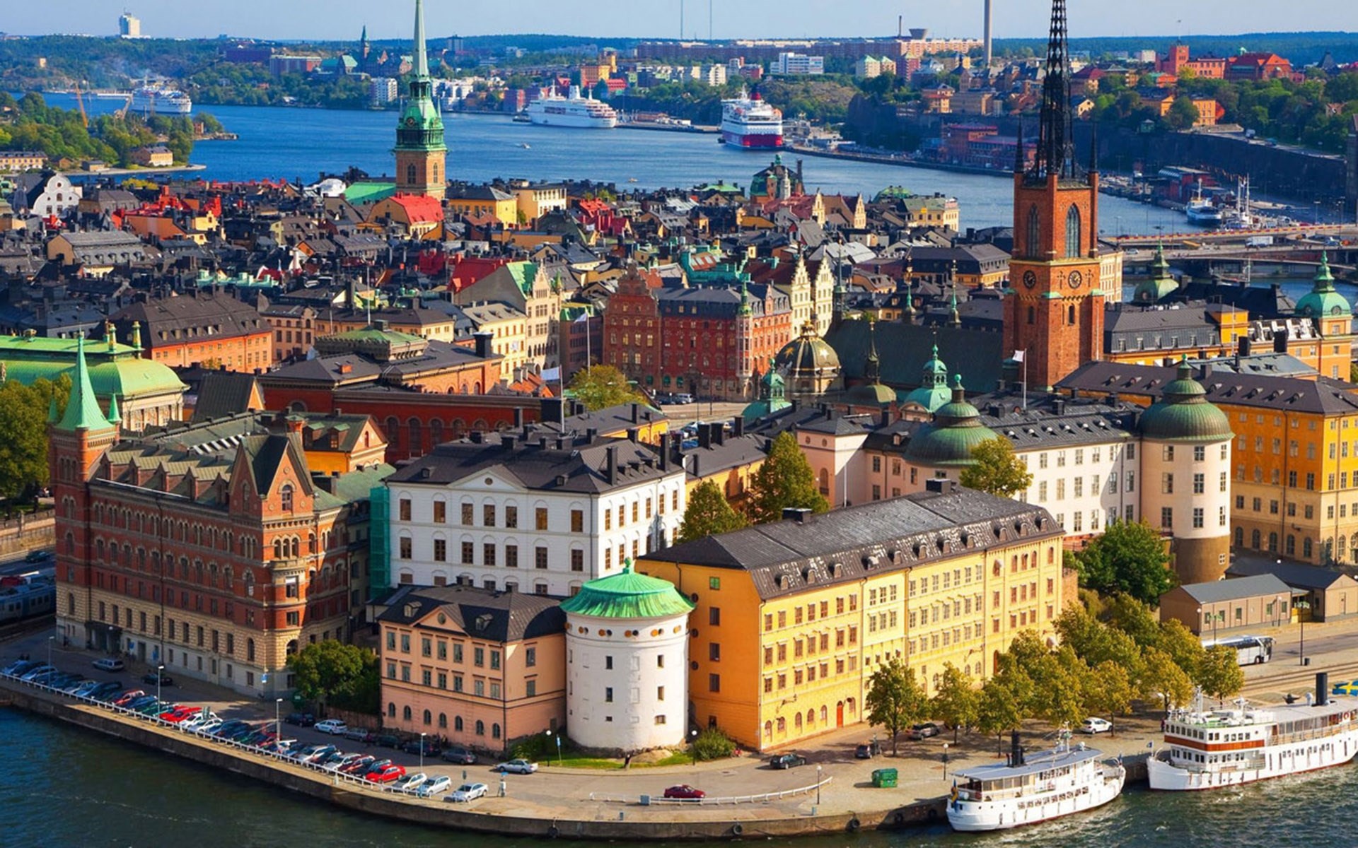 Городской пейзаж с набережной