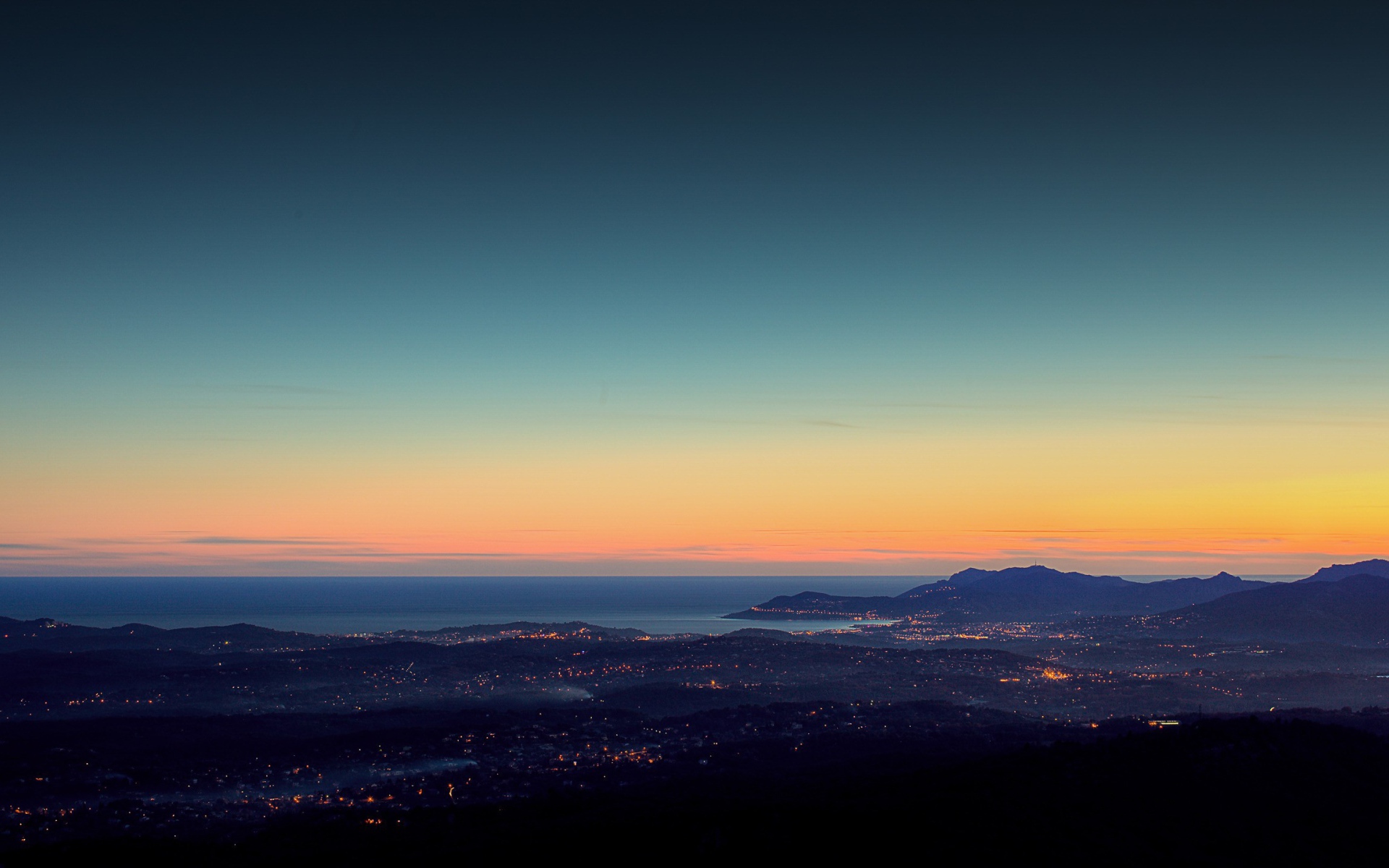 Вид вечернего города с горы