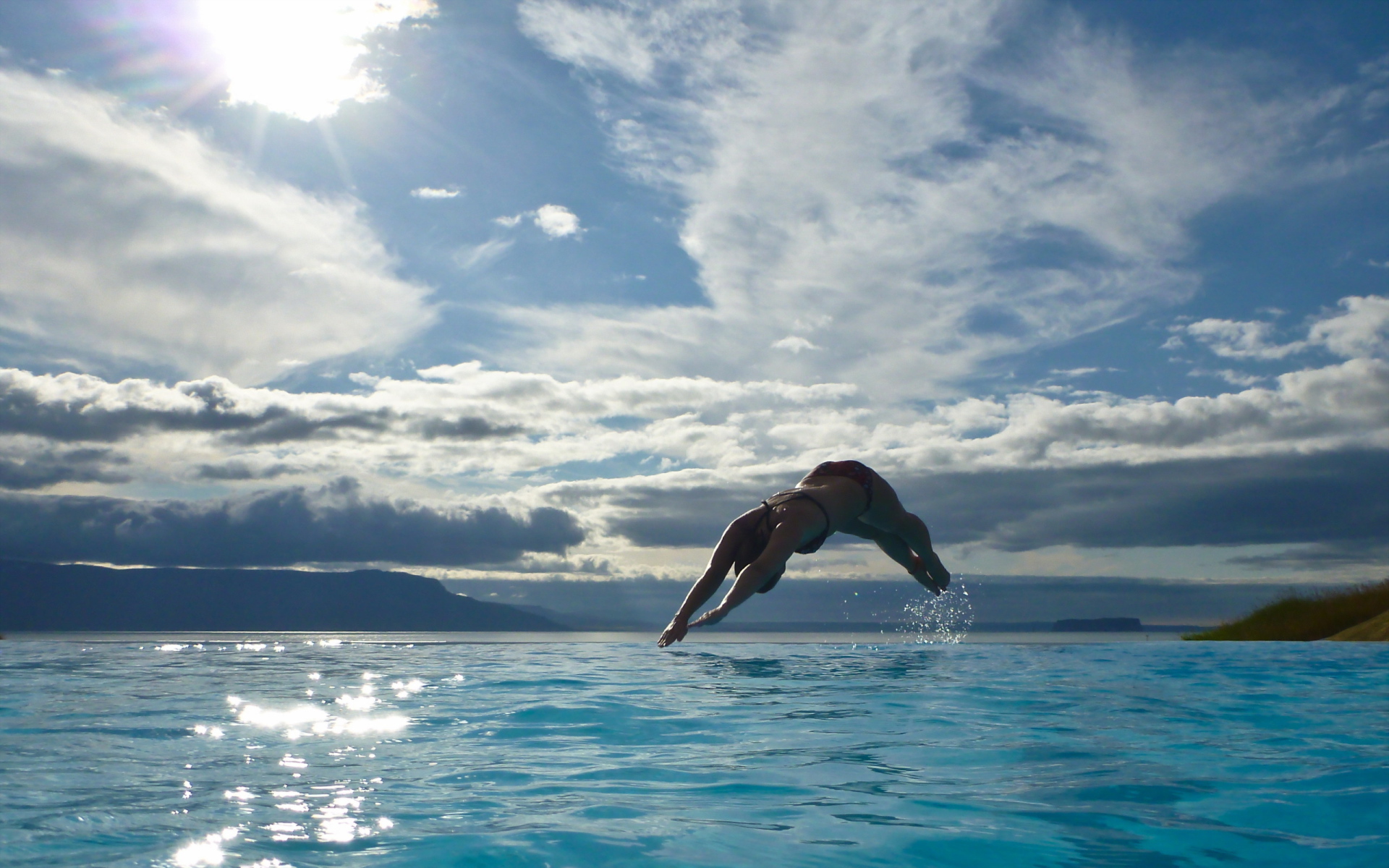 Девушка ныряет в воду