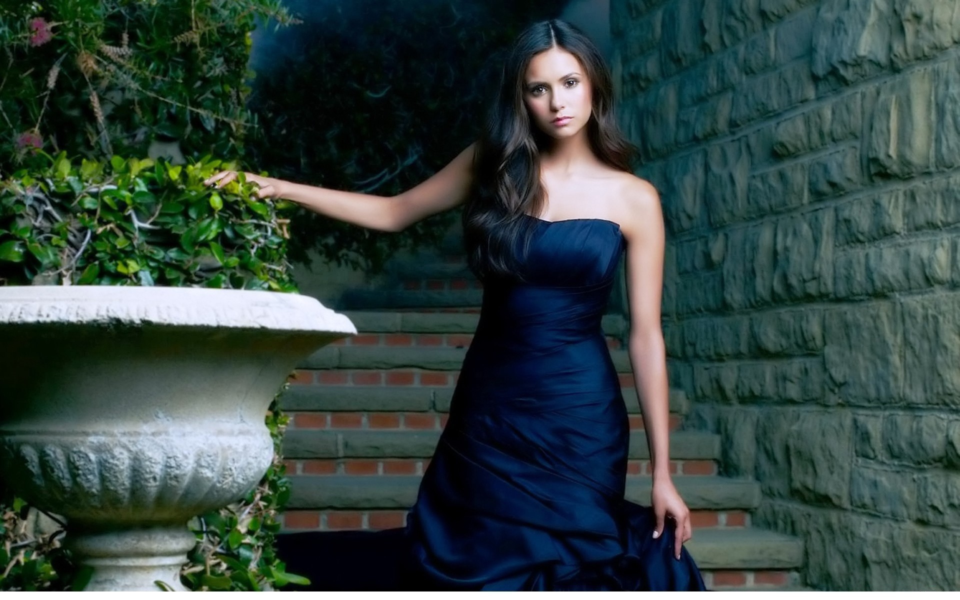 Актриса Нина Добрев в синем платье