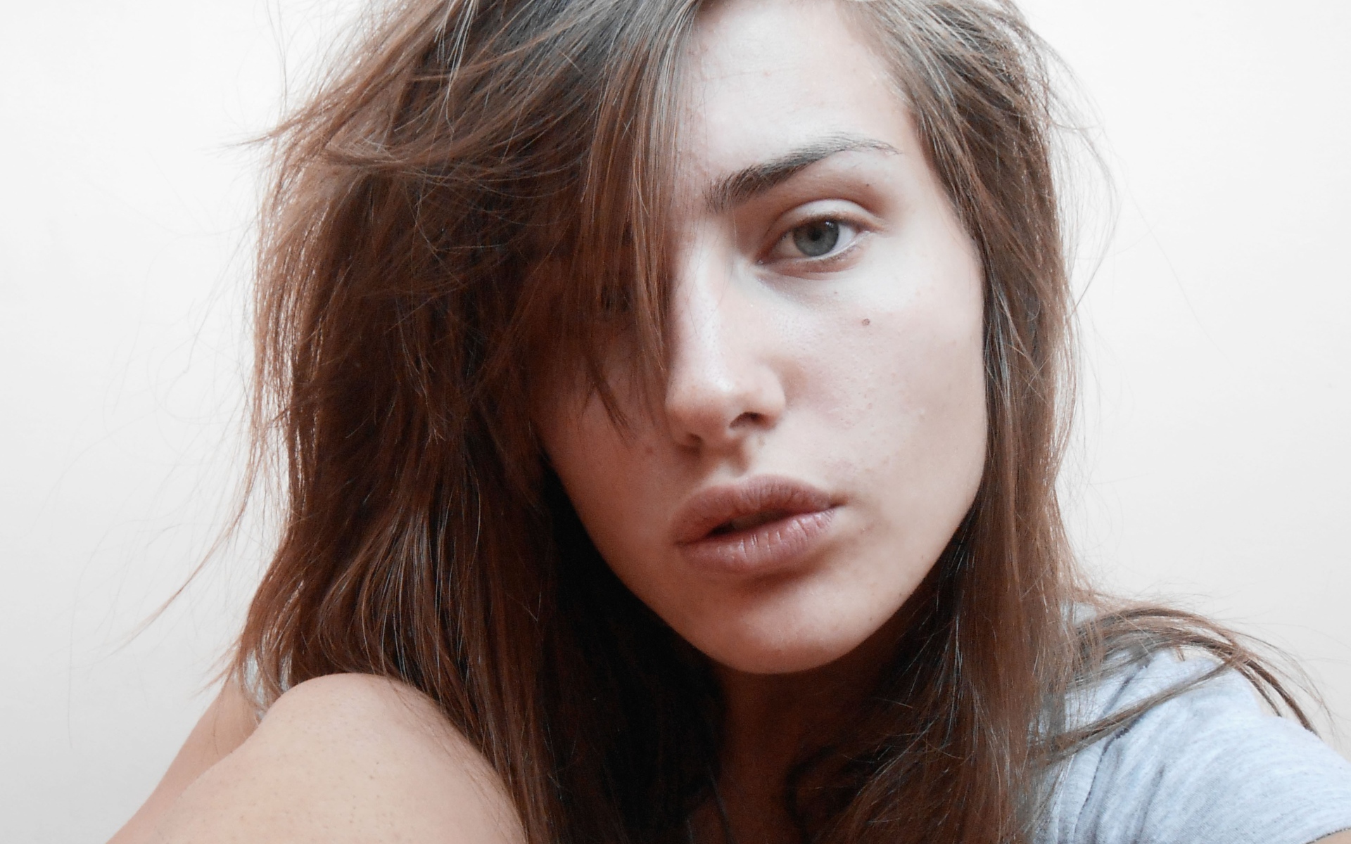 Девушка с грустными глазами