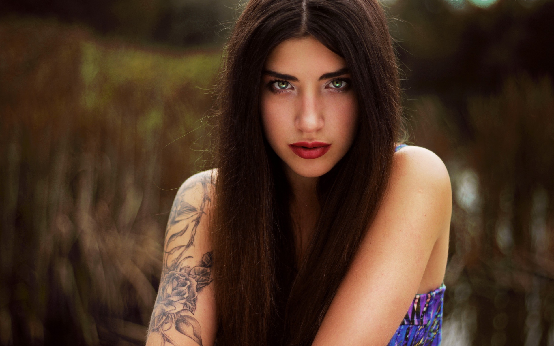 Брюнетка с распущенными волосами