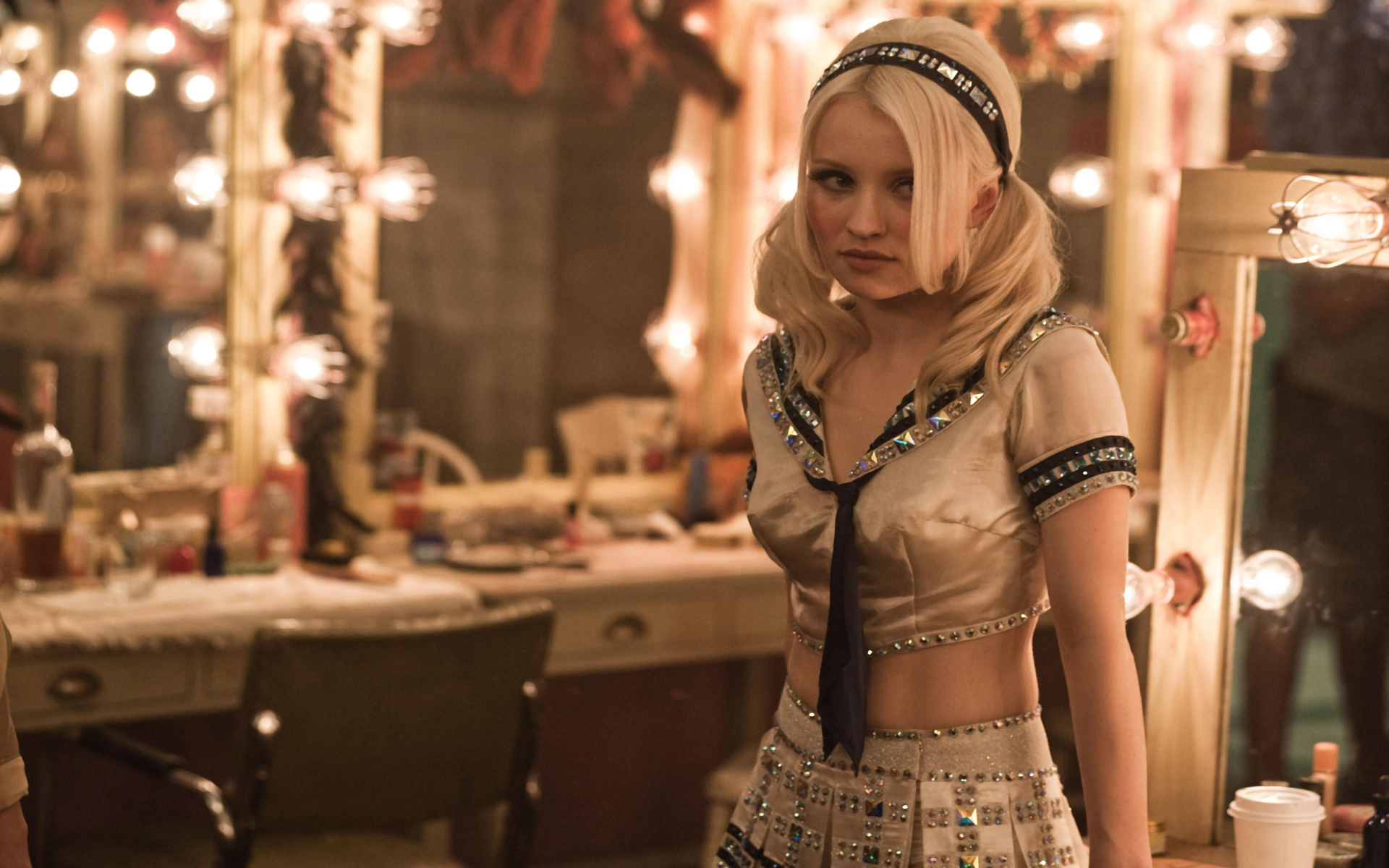 Девушка в коричневом тоне